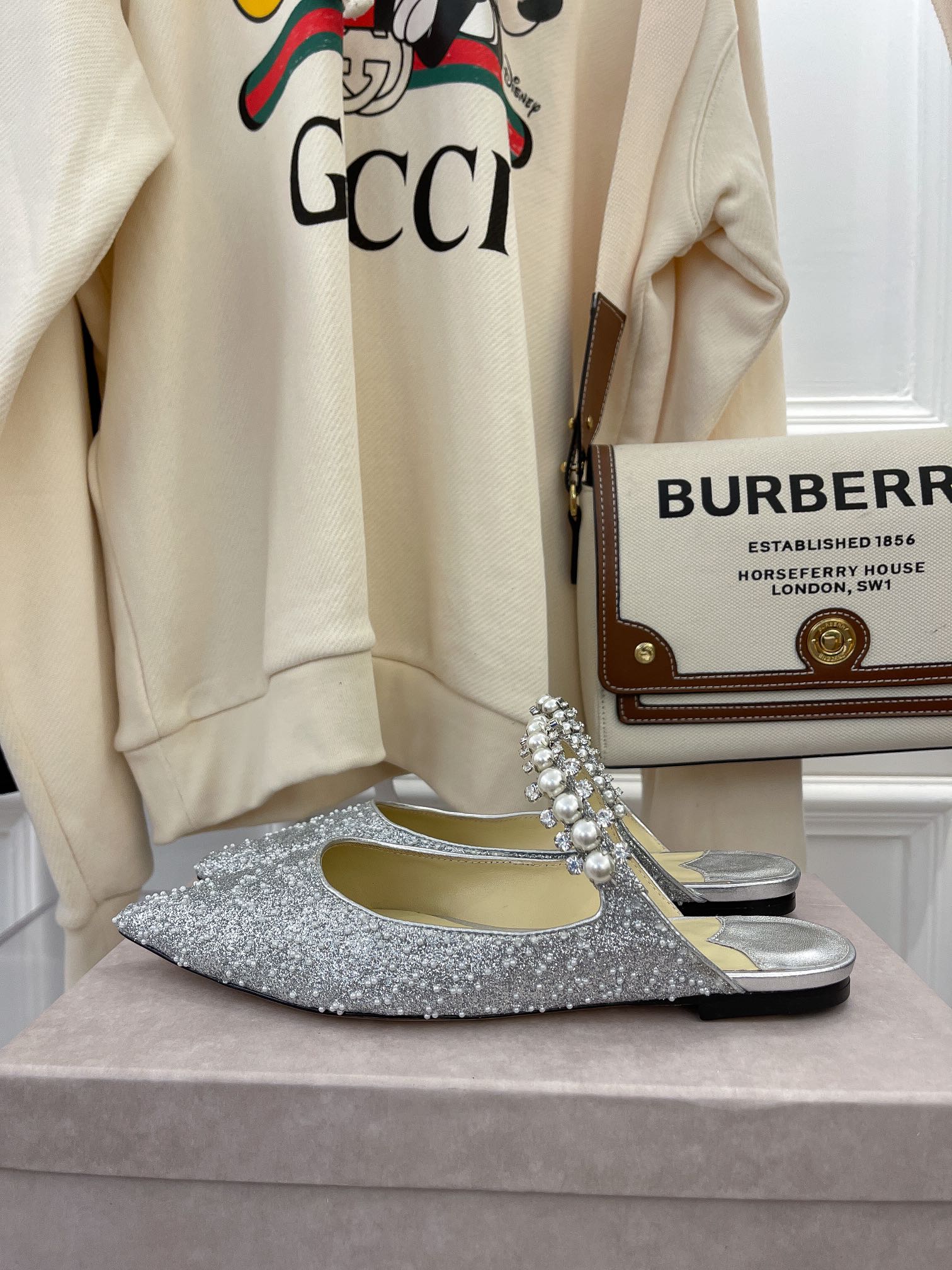 Сандалии на низком каблуке с цепочкой и жемчужной отделкой от Jimmy Pearl - 1