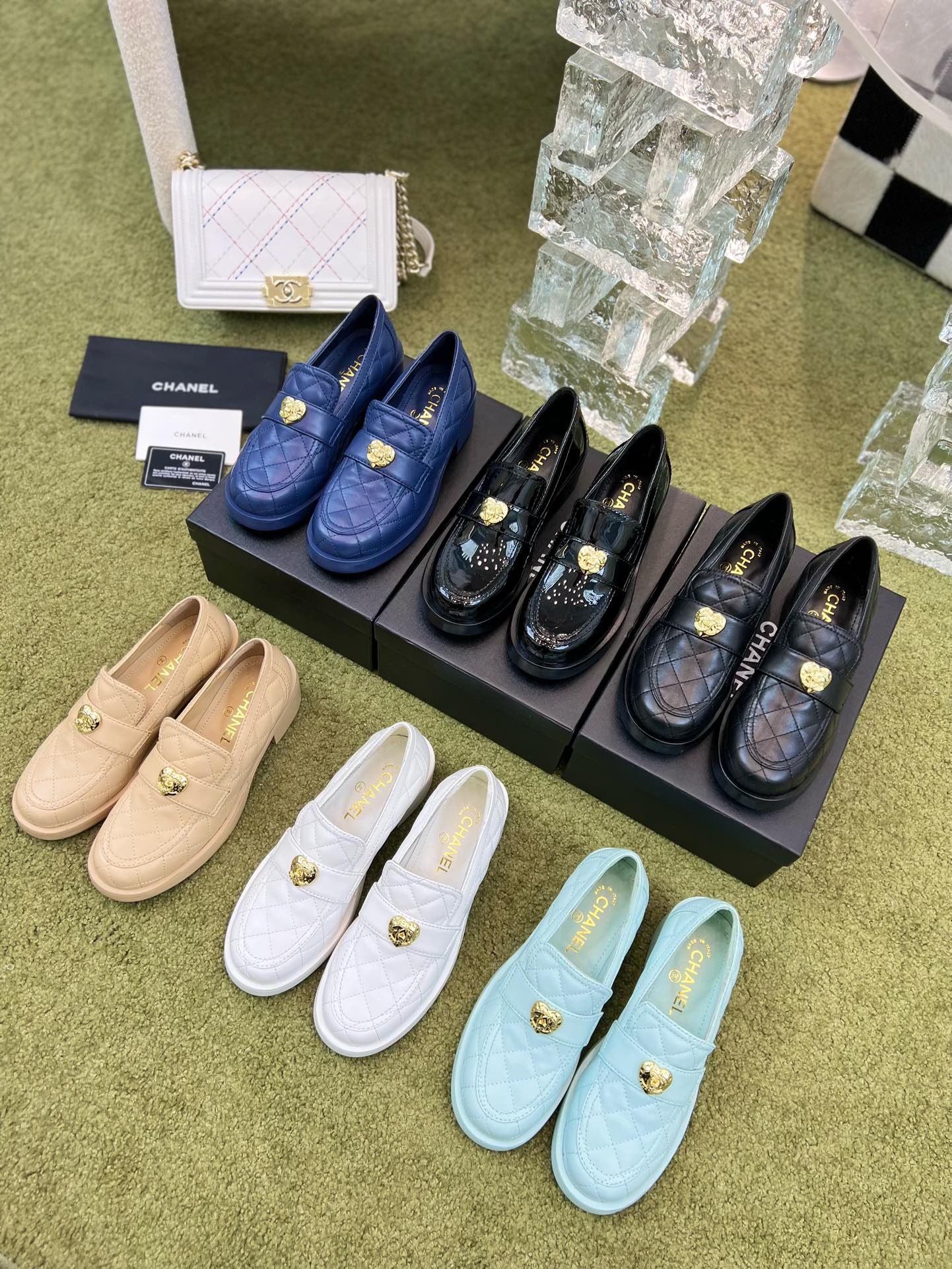 Новинка 2023 года от Chanel - Кожаные лоферы в форме сердца - Белые