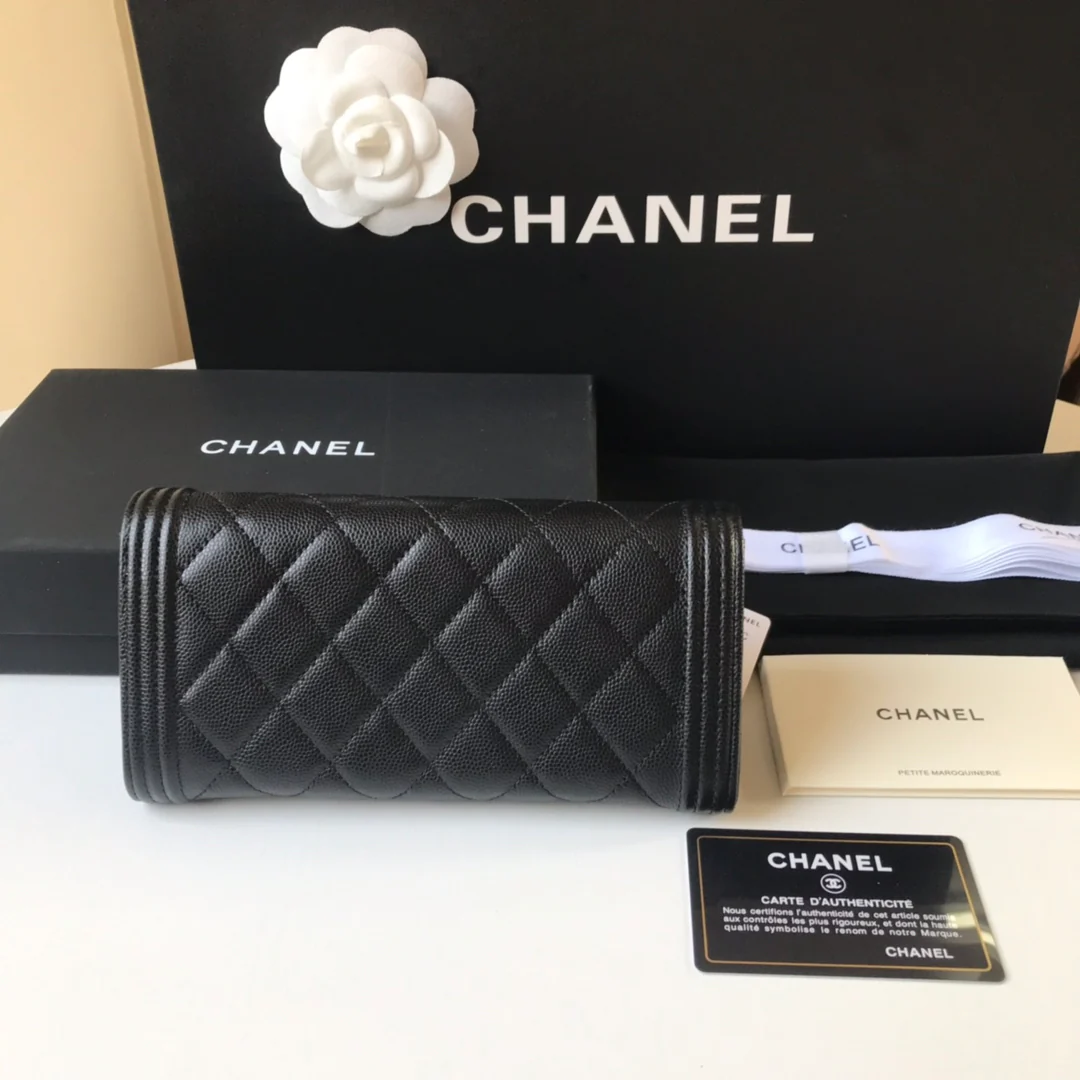 Кошелек-портмоне Chanel Le Boy Flip Wallet — из черной кожи личи с золотой пряжкой.