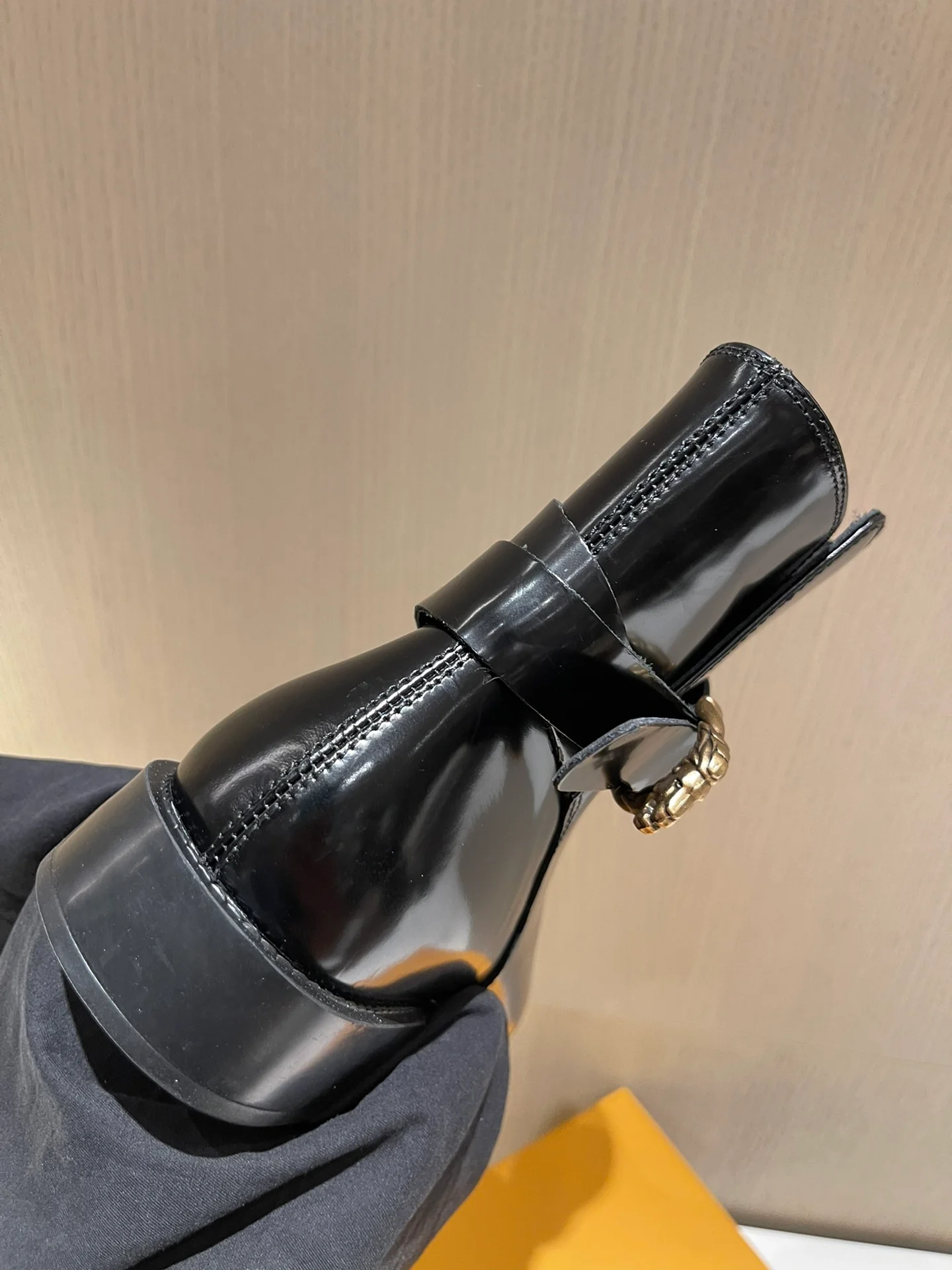 Tods - Новинка сезона осень/зима 2022 - Ботильоны с разрезом и бисером