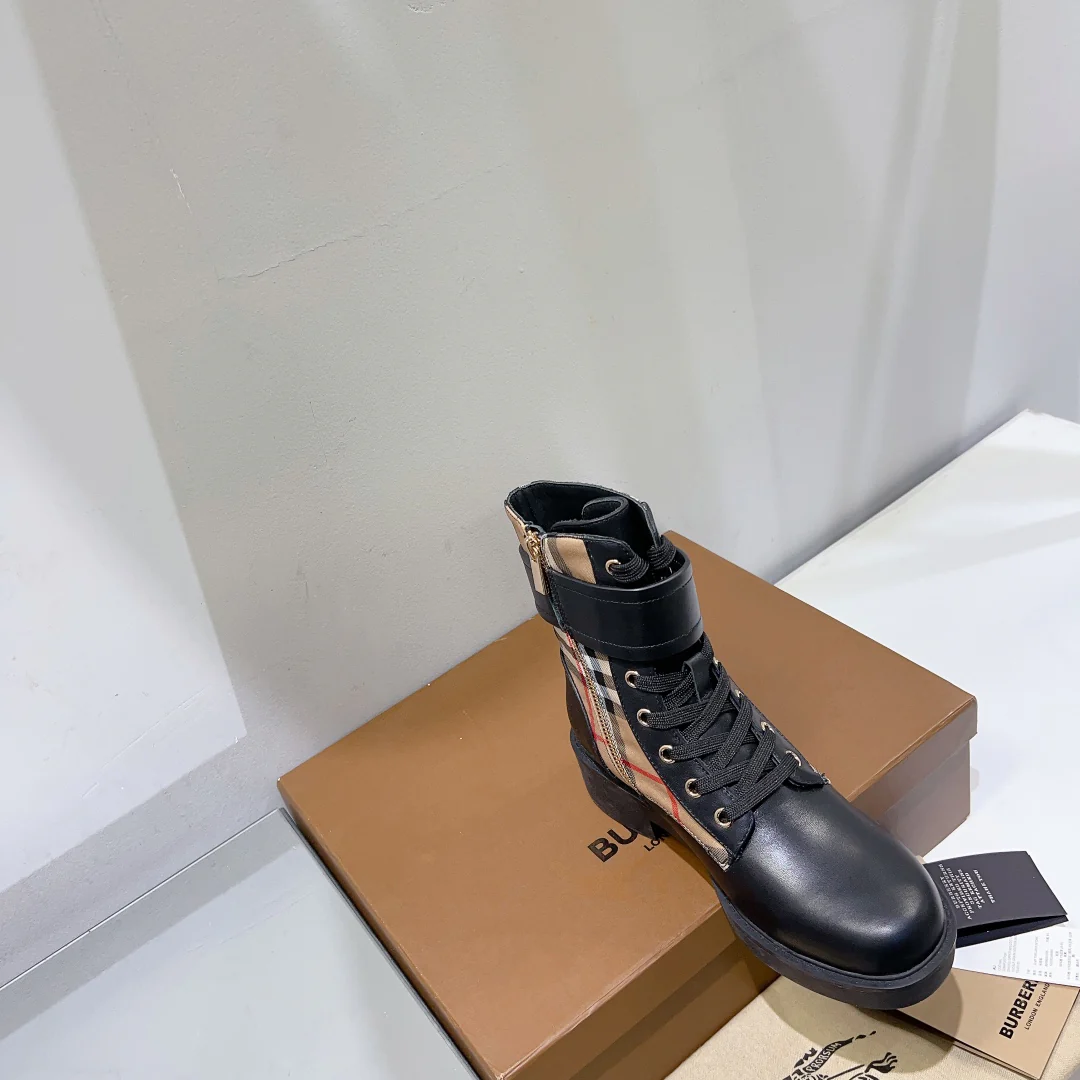 Новинка сезона осень/зима 2023 от Burberry - Ботильоны на массивном каблуке - Черные в клетку