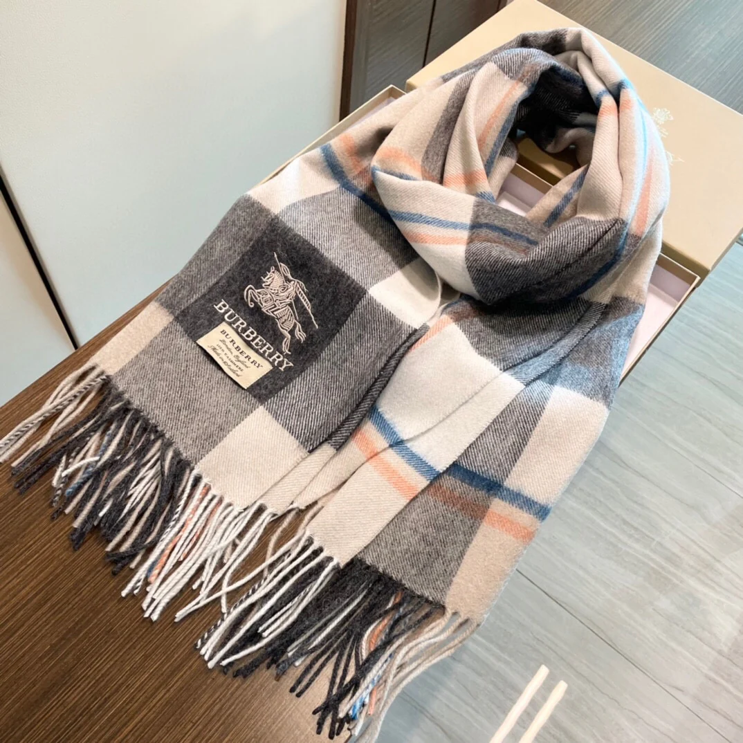 Шарф Burberry из овечьей шерсти с вышивкой в ??виде лошади — можно носить как шаль.