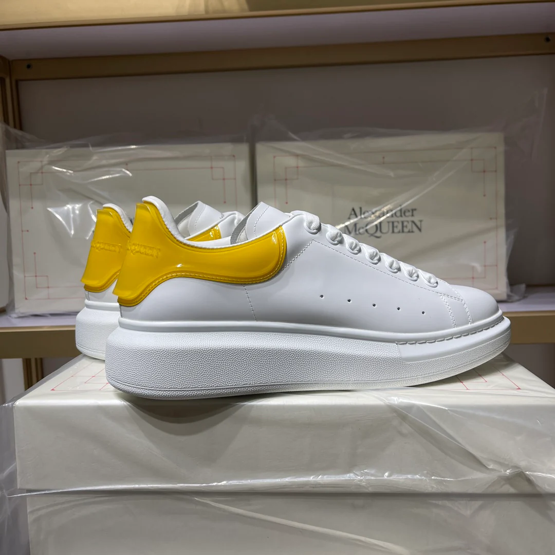 Классические белые кроссовки McQueen - унисекс - с желтой отделкой 