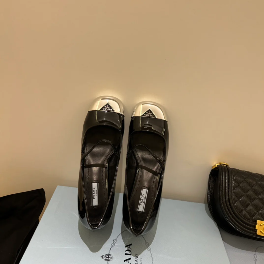 Новинка сезона осень/зима 2022 от Prada - туфли на массивном каблуке с металлическим закругленным носком.