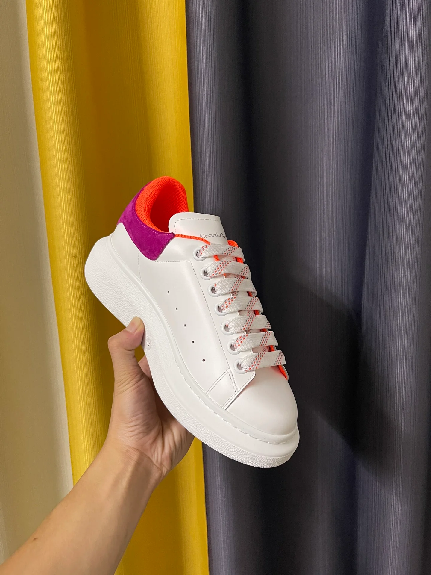 Классические белые кроссовки McQueen - унисекс - розово-красный бархатный каблук - оранжевая подкладка