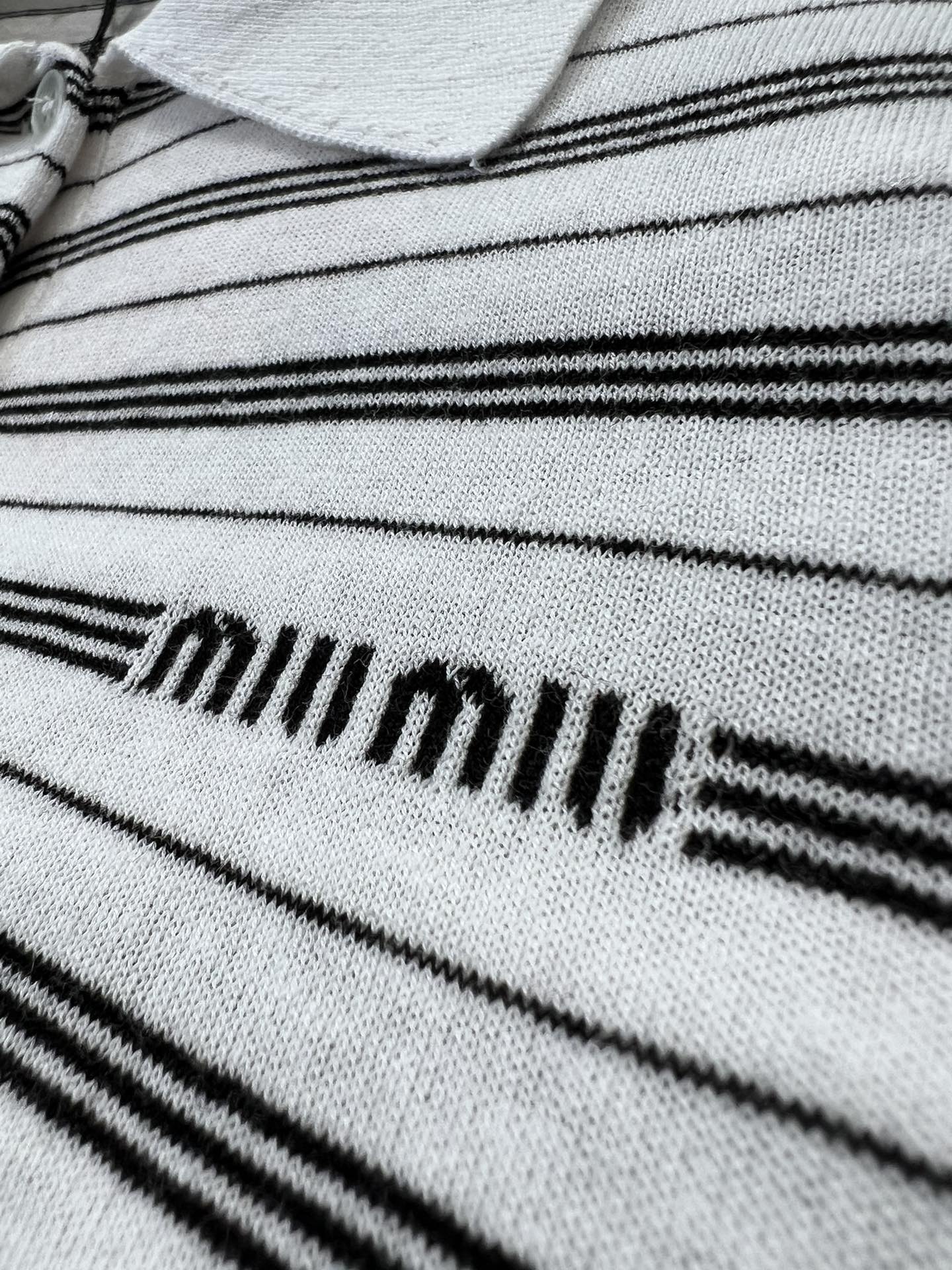 Miu Miu - 2404 - Вязаный свитер-поло с воротником и длинными рукавами в девичьем стиле