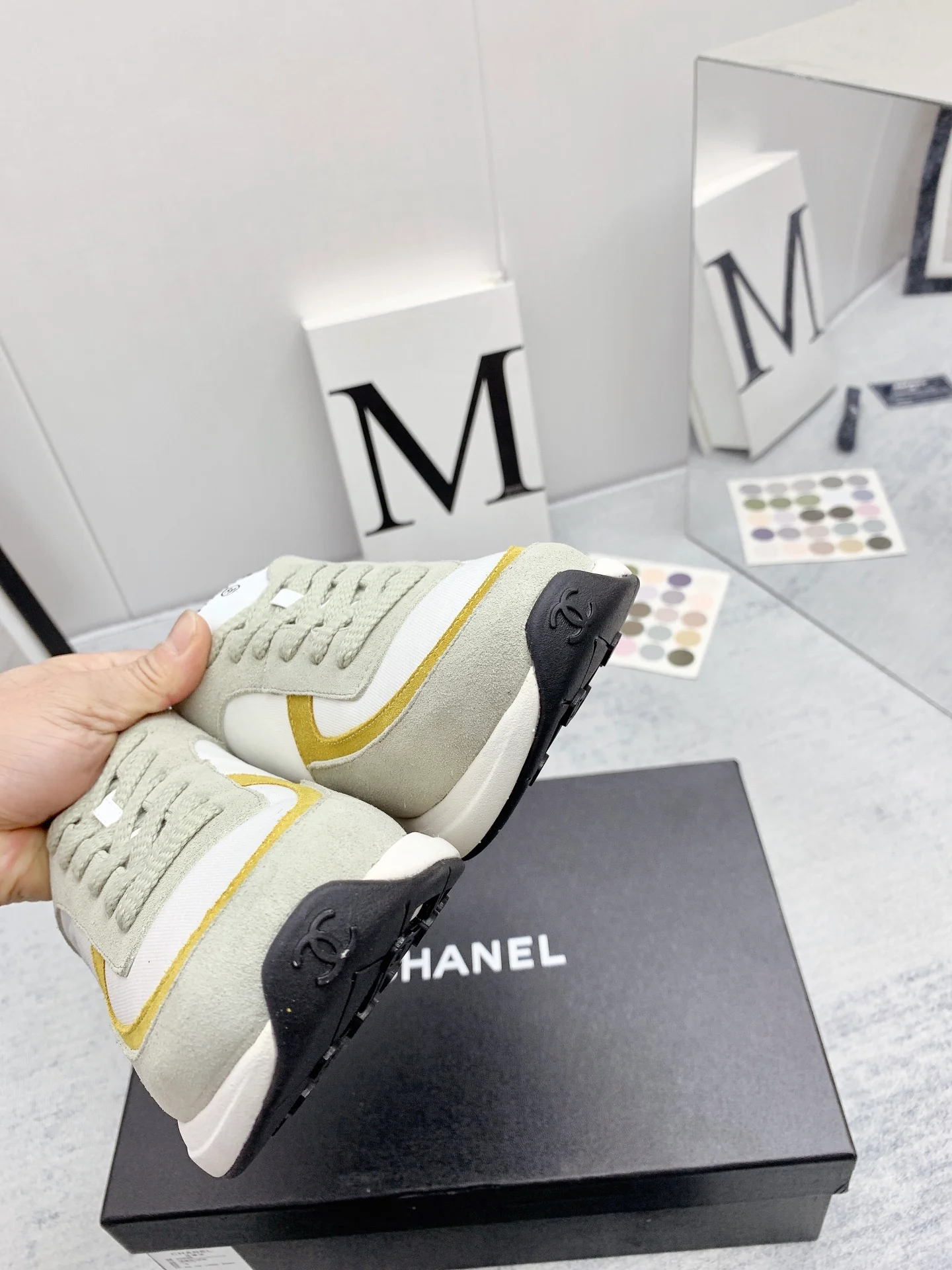 Chanel - Твидовые кроссовки в стиле пэчворк - Повседневные кроссовки - Серо-желтые