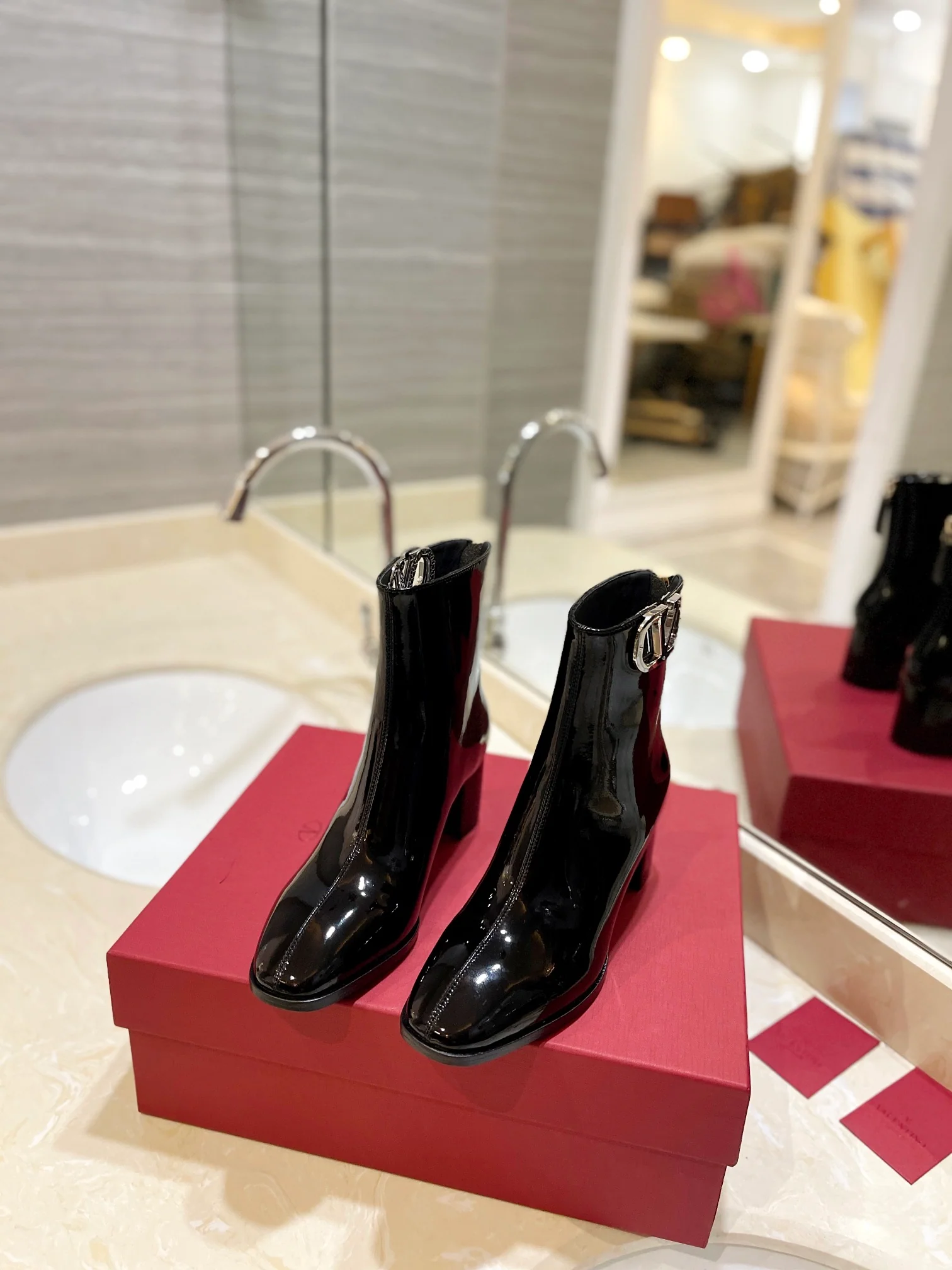 Новинка сезона осень/зима 2023 от Valentino - Ботильоны на массивном каблуке - Застежка-молния сбоку - Лакированная кожа, черный цвет