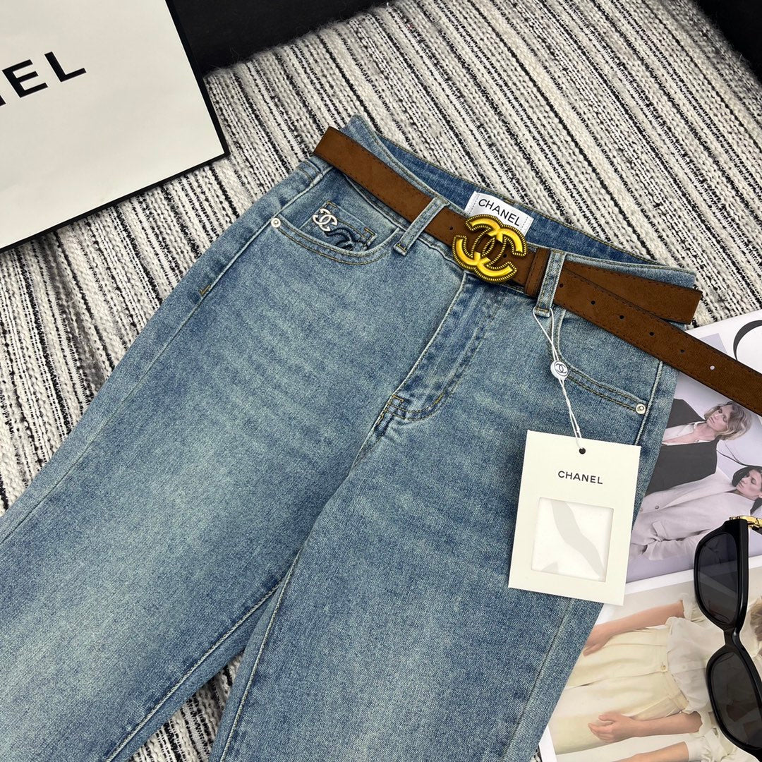 Chanel 2403-24 Ранняя весна. Новая модель: джинсы-клеш с вышитым логотипом и буквами.