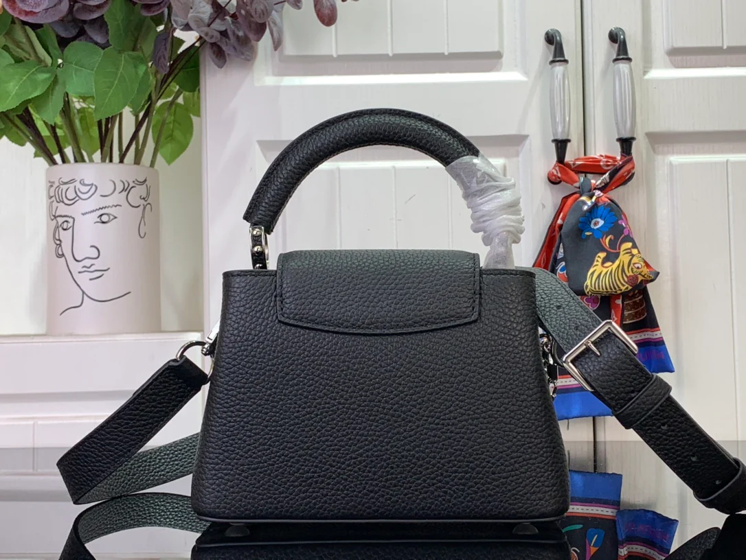 Миниатюрная кожаная сумочка LV Capucines с жемчужной цепочкой - черная