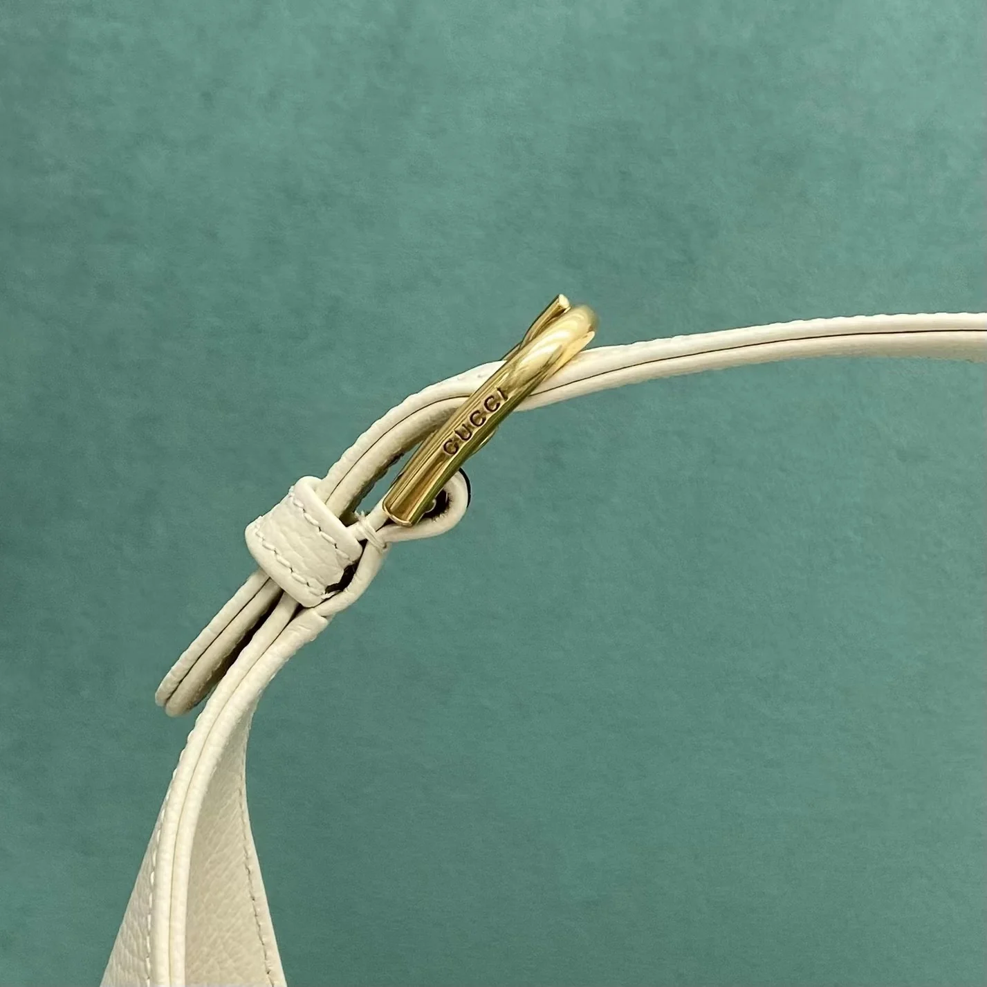 Весенняя коллекция Gucci 2023 — сумка через плечо ?Полумесяц? — белая.