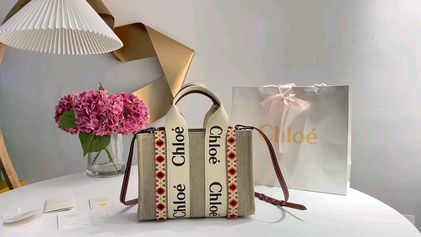 Новинка сезона весна/лето 2022 от Chloe - сумка-тоут Woody, маленькая, стеганая, коричневая.