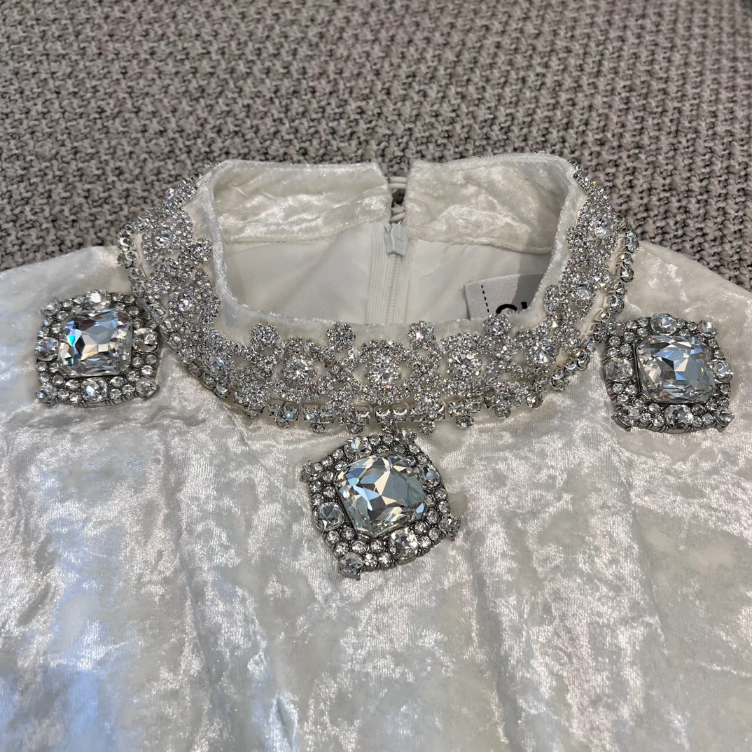 Chanel 2403 — Изысканное бархатное платье класса люкс с воротником-стойкой, украшенным стразами, и длинными рукавами неправильной формы — Белое