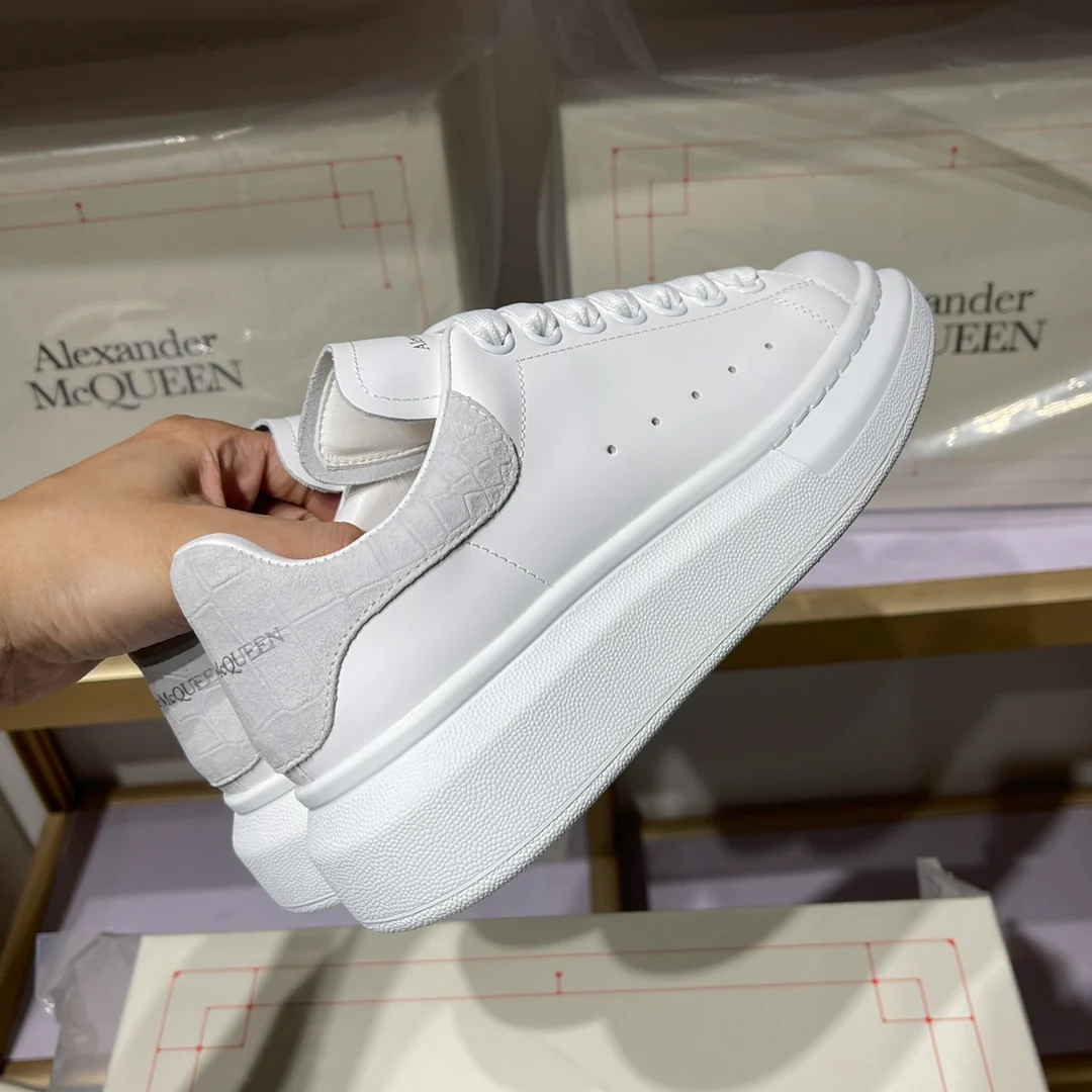 Классические белые кроссовки McQueen - унисекс - белый бархат с крокодиловым рисунком на задней части