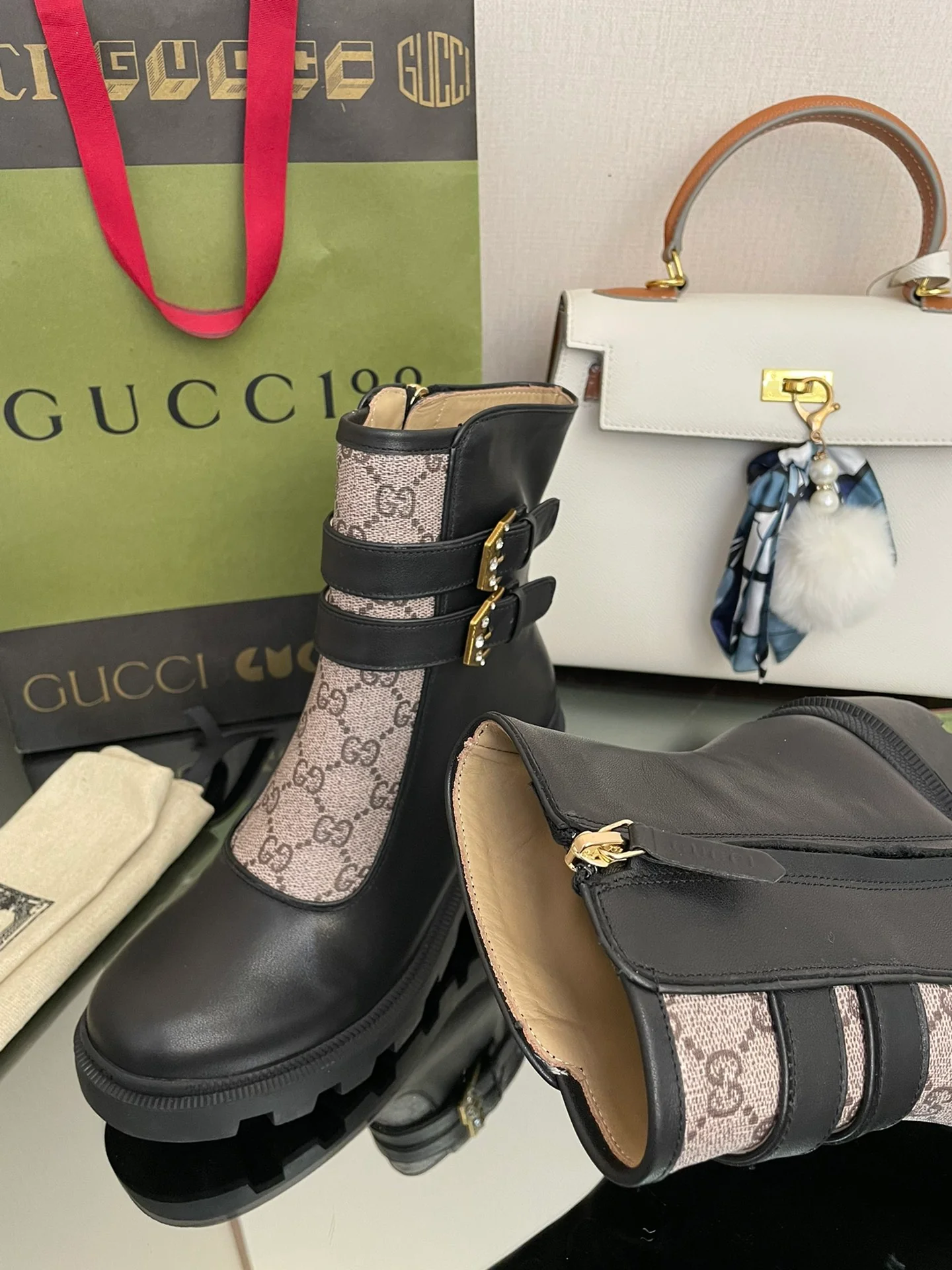 Сапоги Gucci на массивном каблуке до середины икры с монограммой — черные и бежевые.