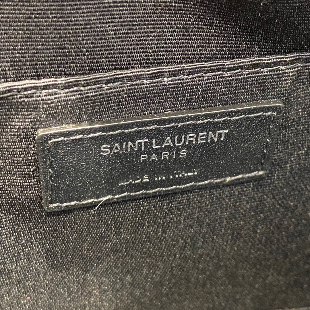 Фотосумка YSL Lou Bag — черная с серебристой фурнитурой.