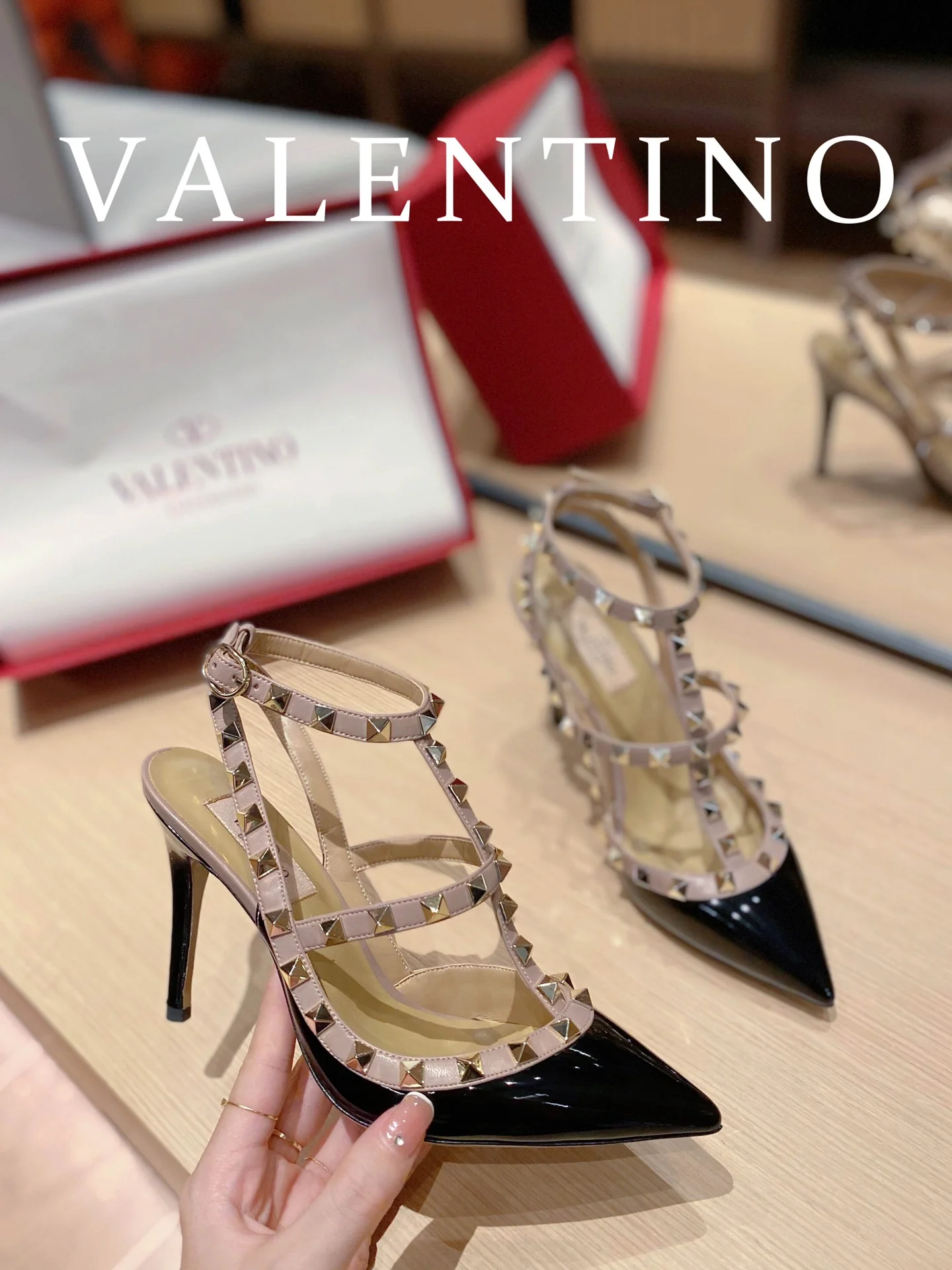 Valentino - Черные туфли на высоком каблуке с острым носком, украшенные заклепками