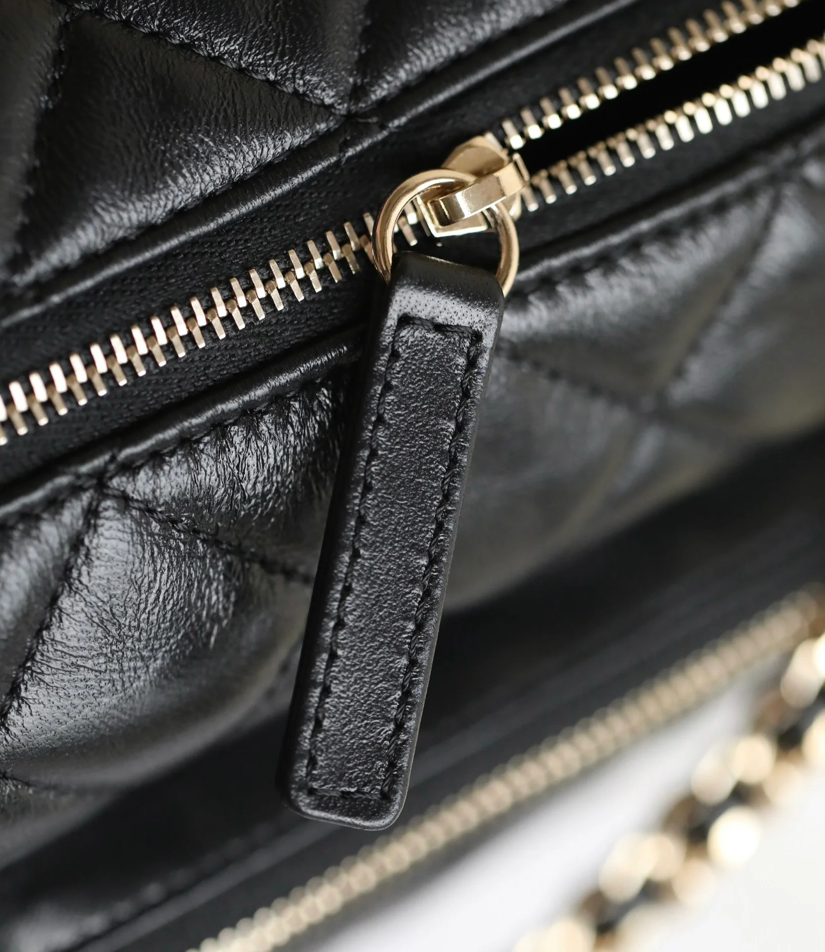 Сумка для фотоаппарата Chanel с двумя карманами из 24-каратного золота, маленькая, черная.