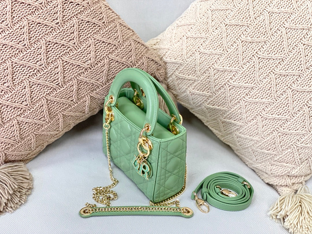 Миниатюрная сумочка Dior Lady Dior - модель Princess Dior с тремя отделениями - 17 см - мятно-зеленая эмалированная пряжка