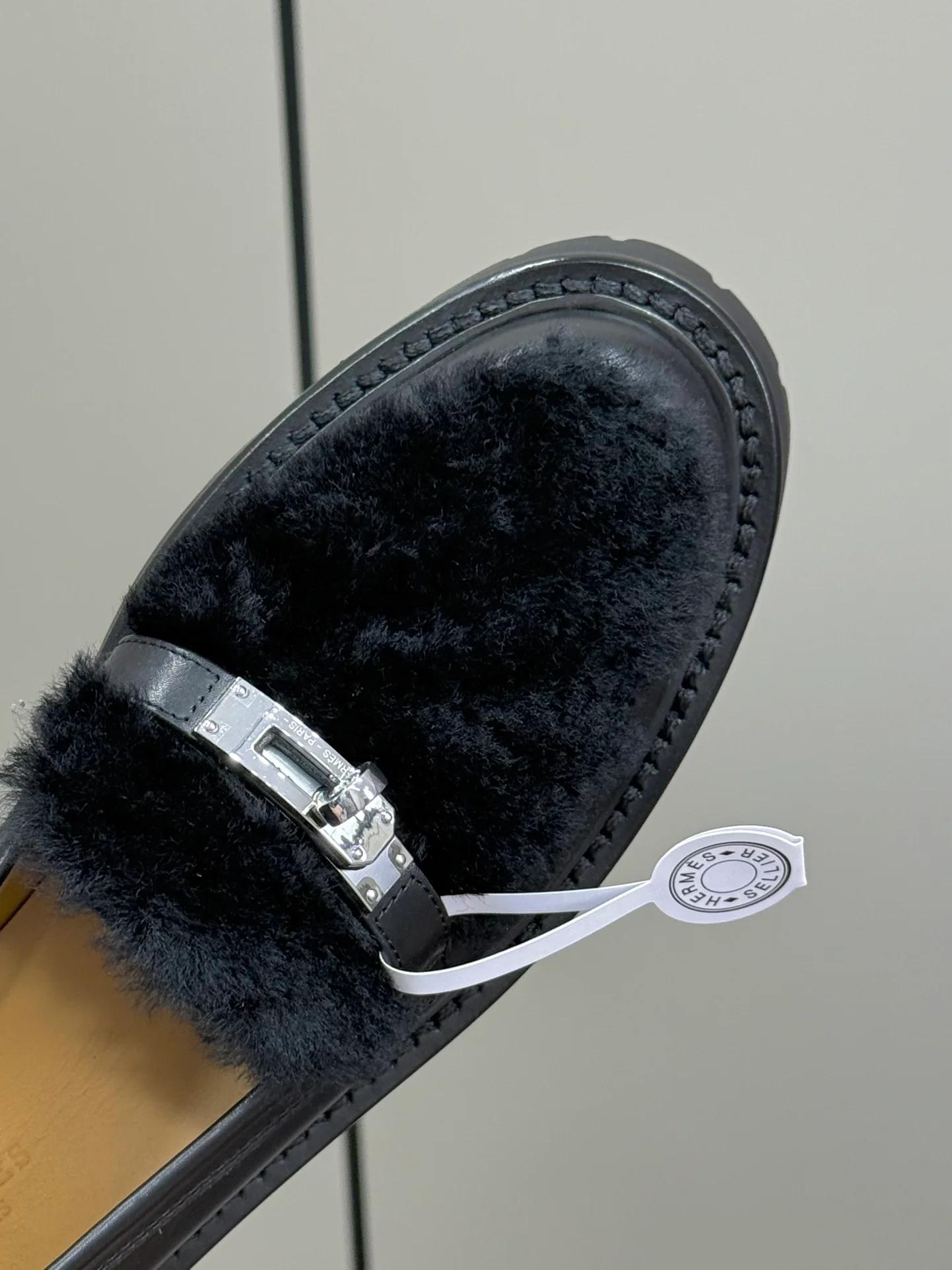 Меховые лоферы Hermes 2024 - черные