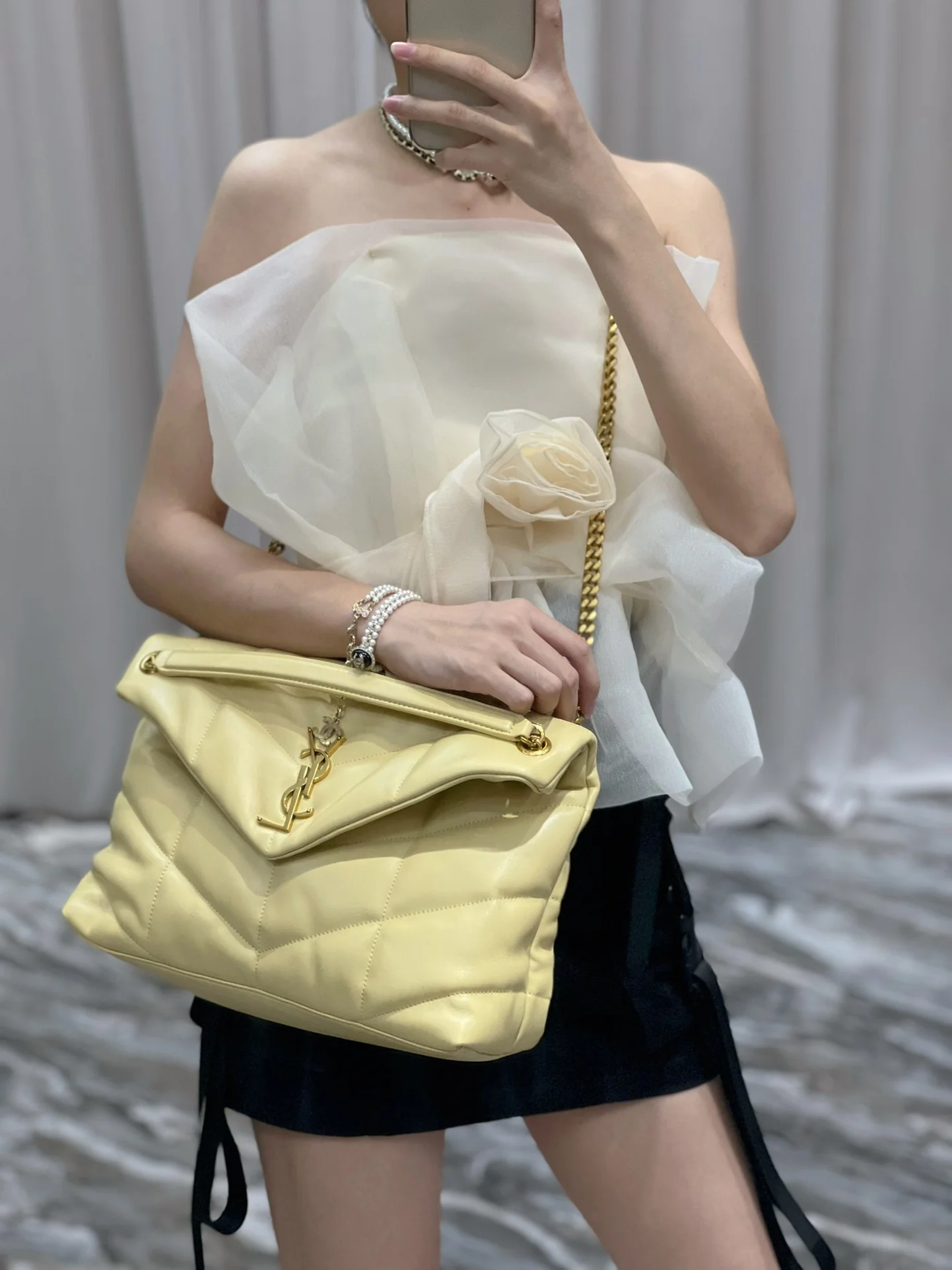 Стеганая сумка YSL из овечьей кожи — светло-желтая с золотой фурнитурой — овечья кожа — 35 см — На фото: сумка в носке