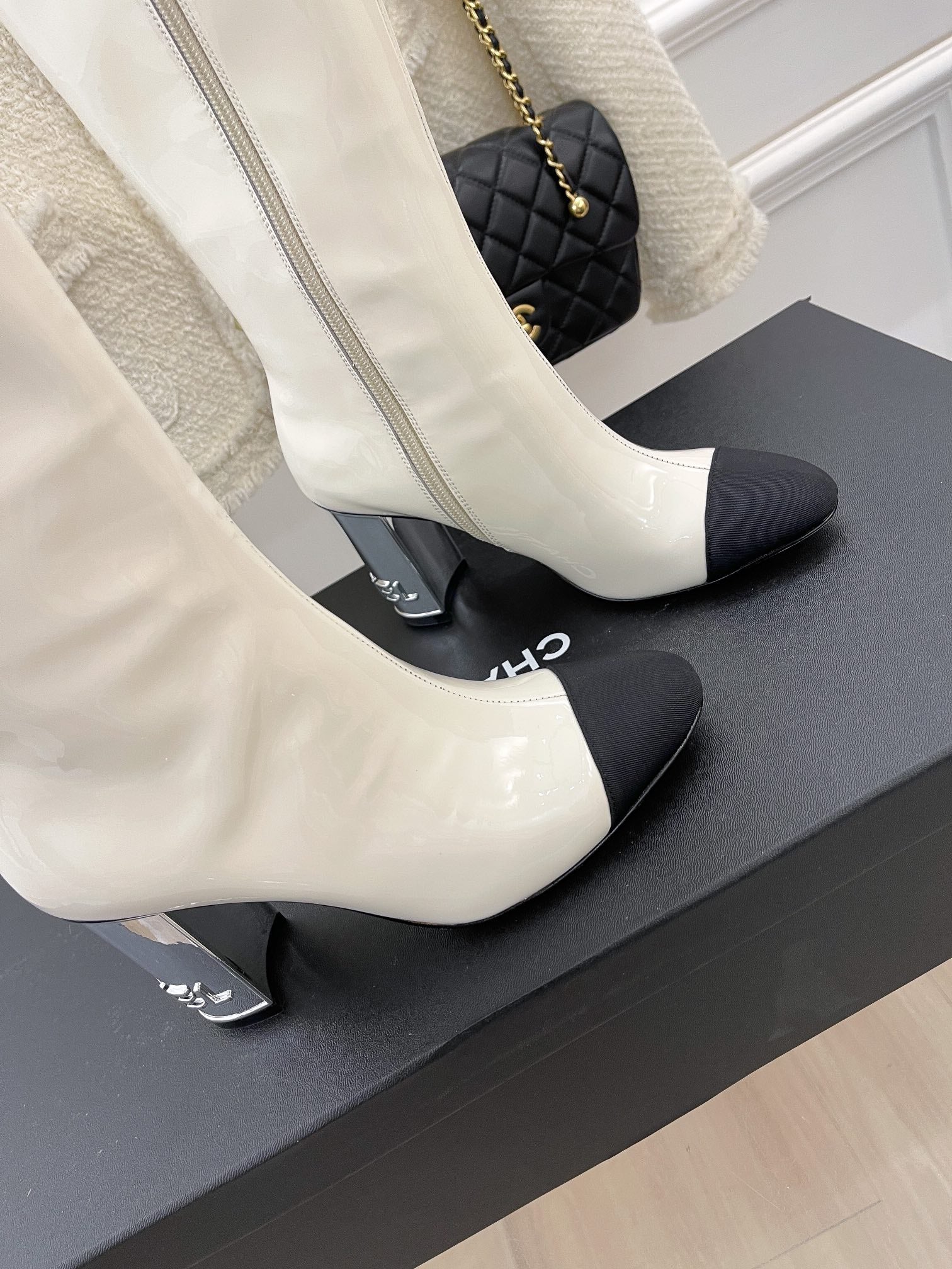 Новинка сезона осень/зима 2022 от Chanel - Сапоги на высоком каблуке - Белые