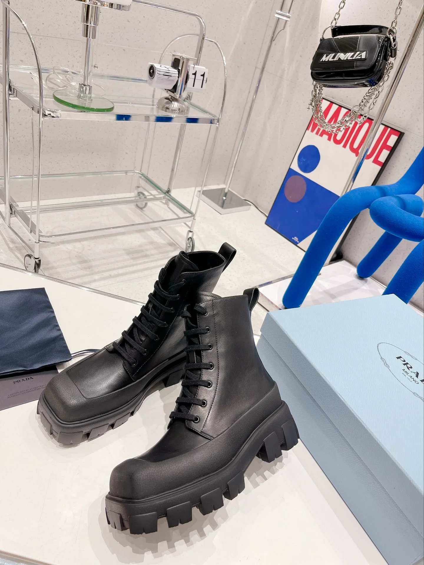 Новинка Prada 2022 года - Ботинки Dr. Martens с квадратным носком на платформе
