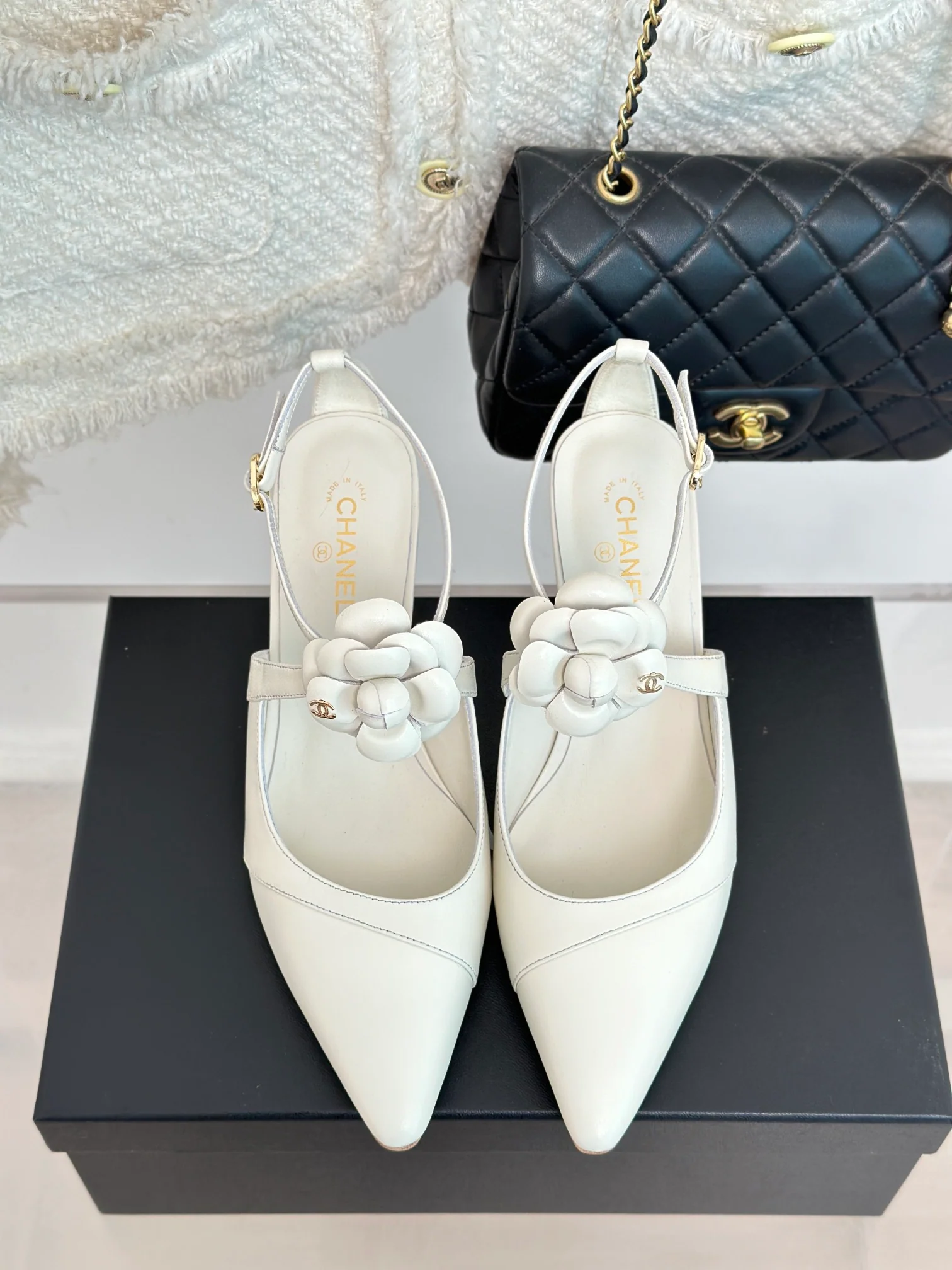 Новинка сезона весна/лето 2023 от Chanel - Босоножки на низком каблуке Camellia - Белые