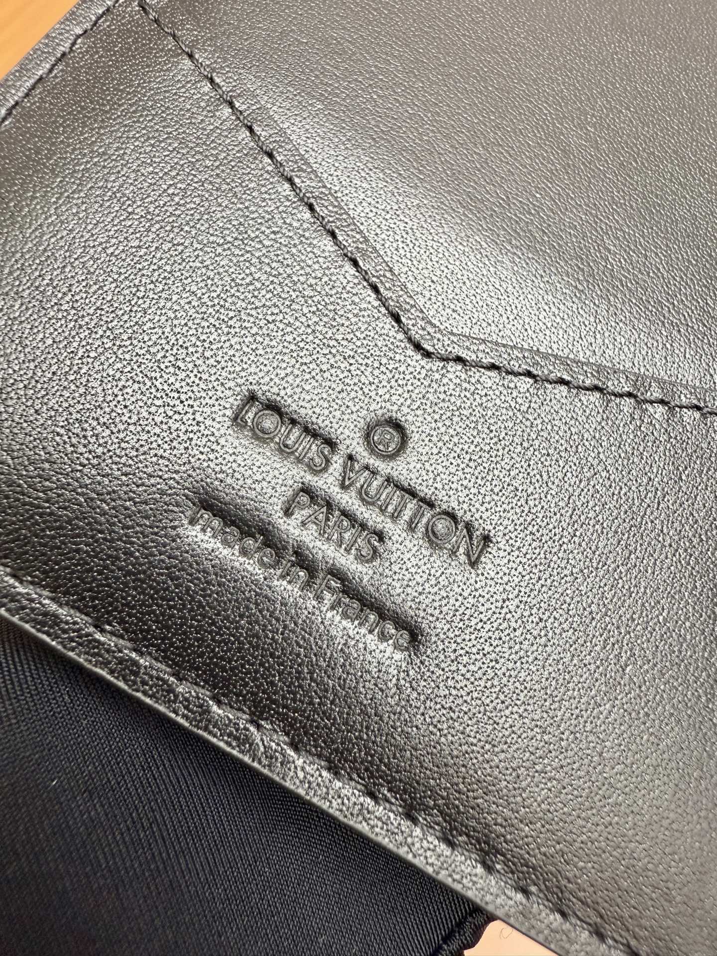 LV-m31050 — Цельностальной визитный кошелек — Черный с монограммой