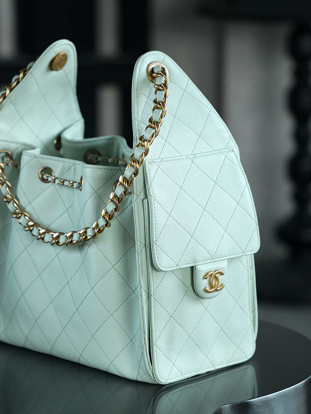 Сумка-хобо Chanel 25c Hippie, маленькая, мятно-зеленая, с золотой пряжкой.