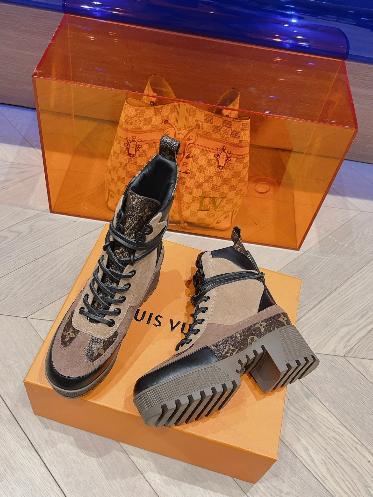 Новинка осенне-зимней коллекции LV 2023 — Ботинки Мартин на высоком каблуке из замши абрикосового цвета.