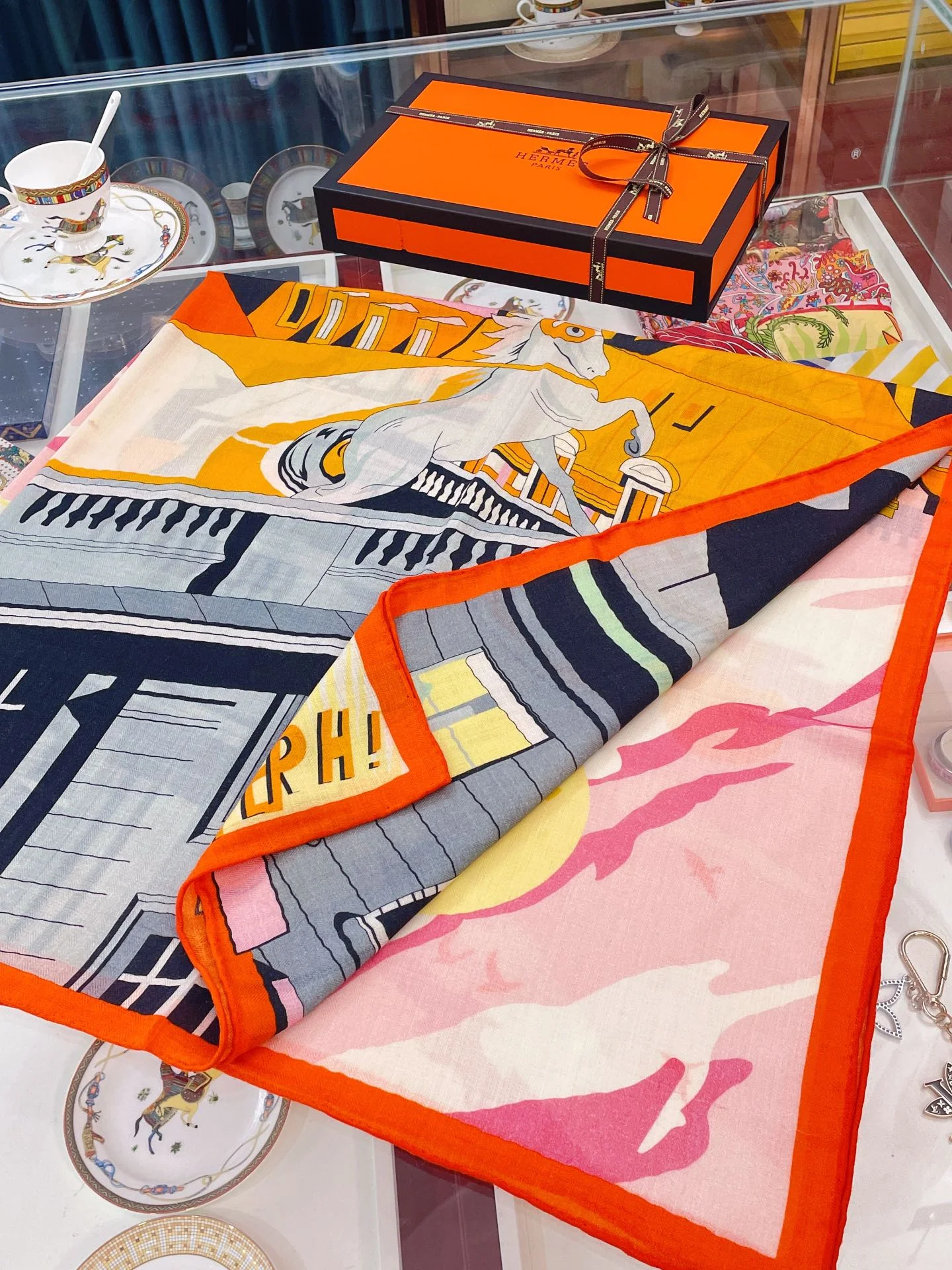 Квадратный шарф Hermes Midnight Faubourg Saint-Honoré — 140 см — 70 % кашемир — 30 % шелк