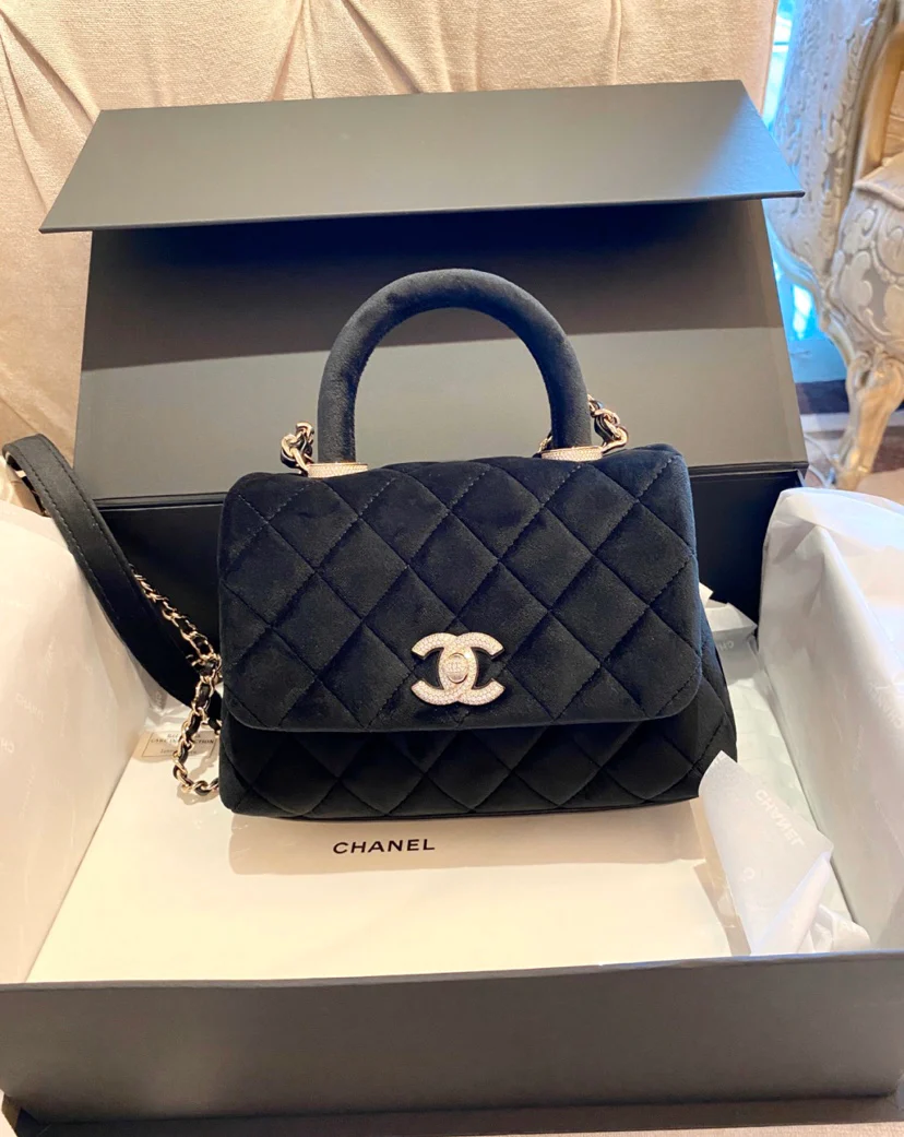 Мини-сумка Chanel Coco Handle из черного бархата с бриллиантовой пряжкой