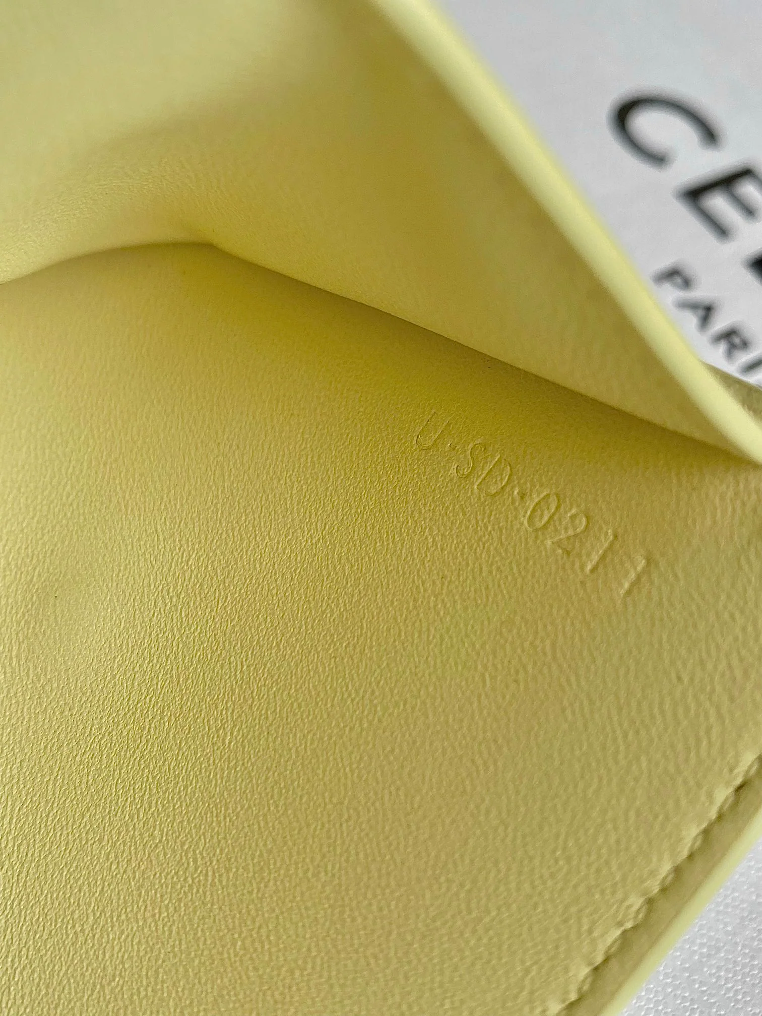 Кардхолдер Celine Triomphe Trifold — светло-жёлтый