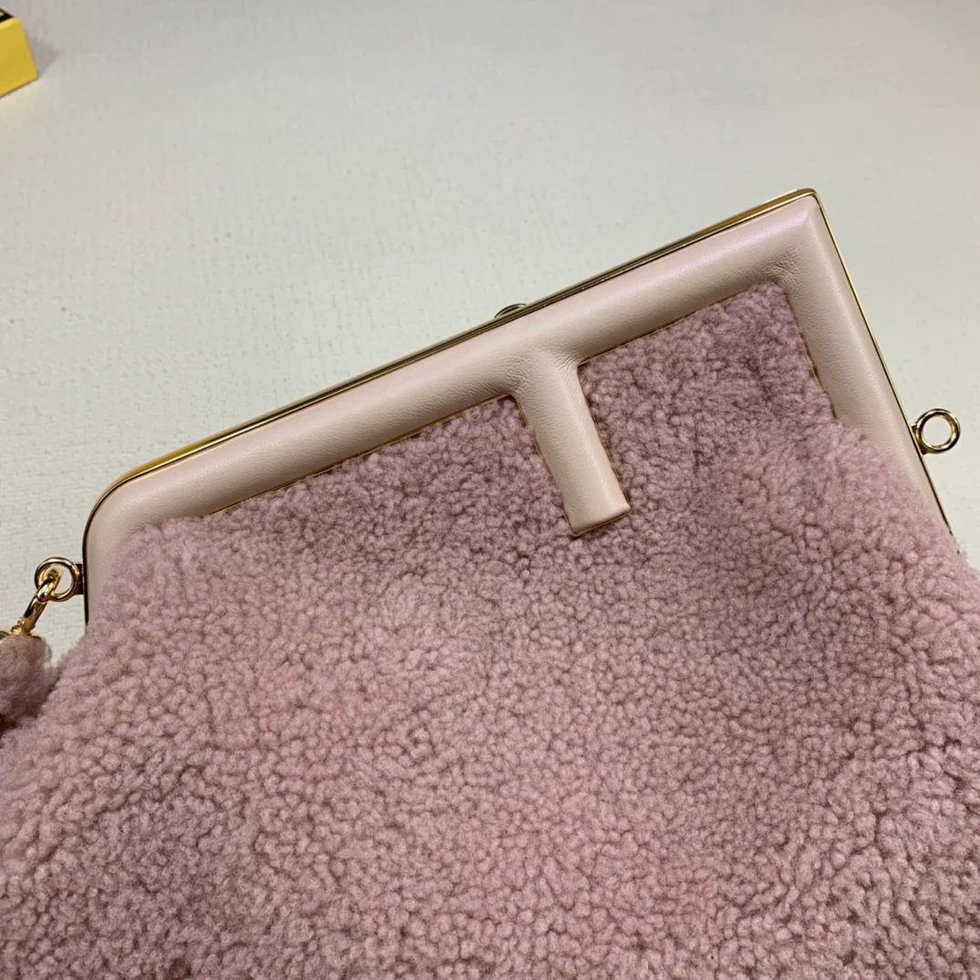 Средняя розовая шерстяная сумка Fendi-first
