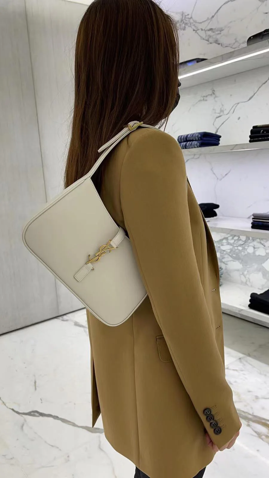 Сумка-седло YSL Plain Saddle Bag - белая с золотой фурнитурой.