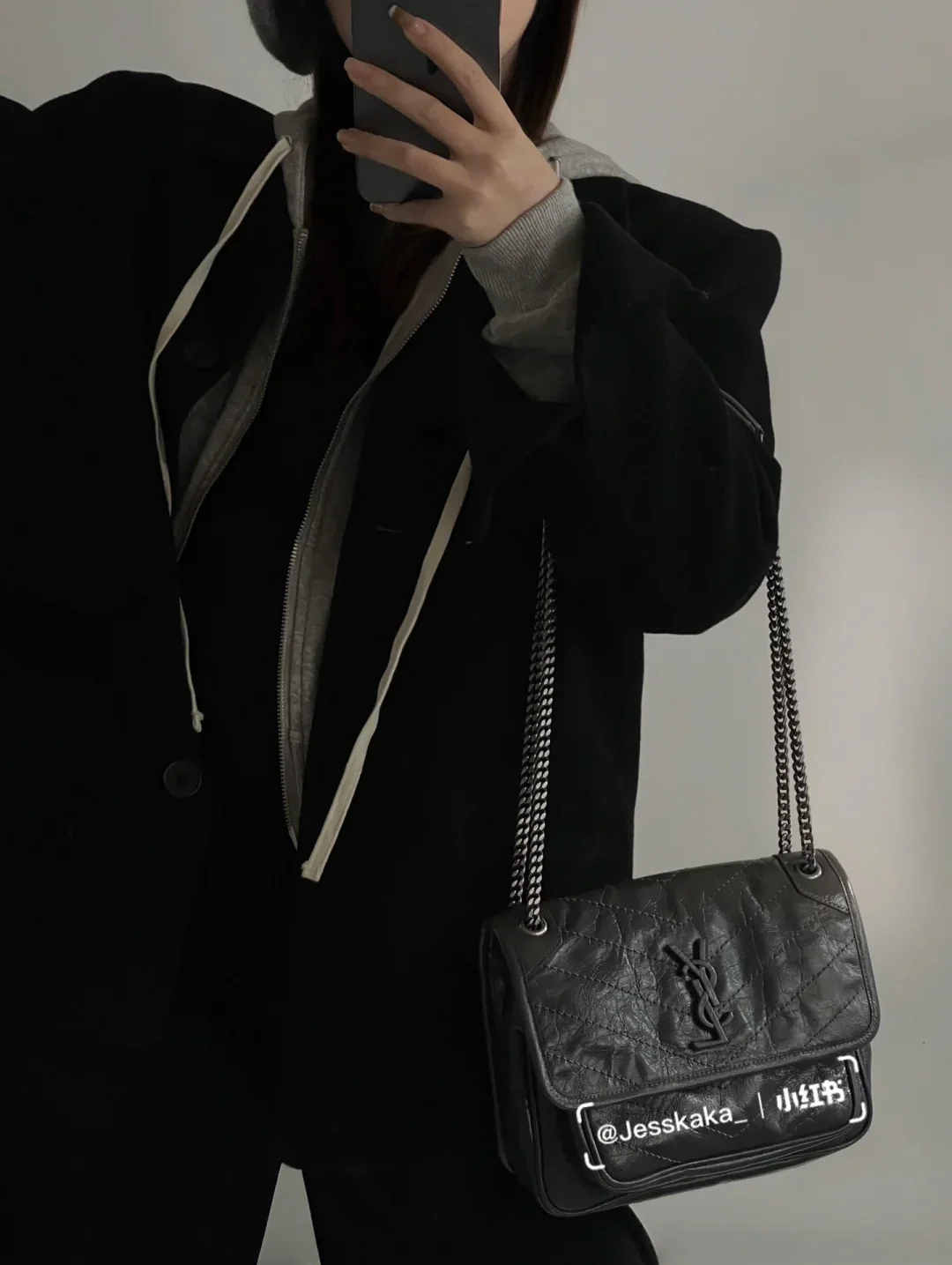 Фото YSL-niki-baby-22cm-leather-grey-on-body