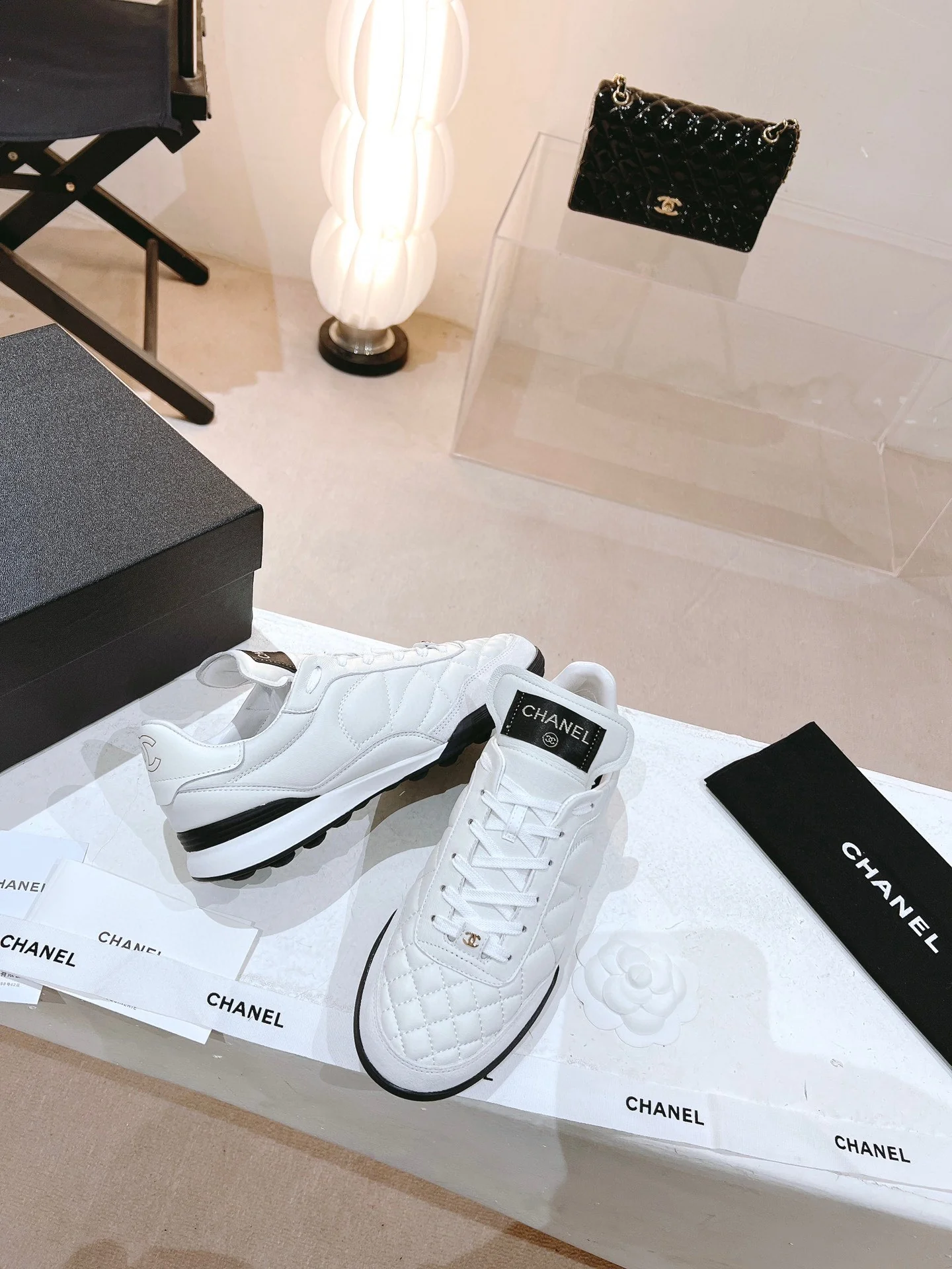 Стеганые кроссовки Chanel из овечьей кожи — стиль Ян Ми, Angelababy и Сон Иши — белые.