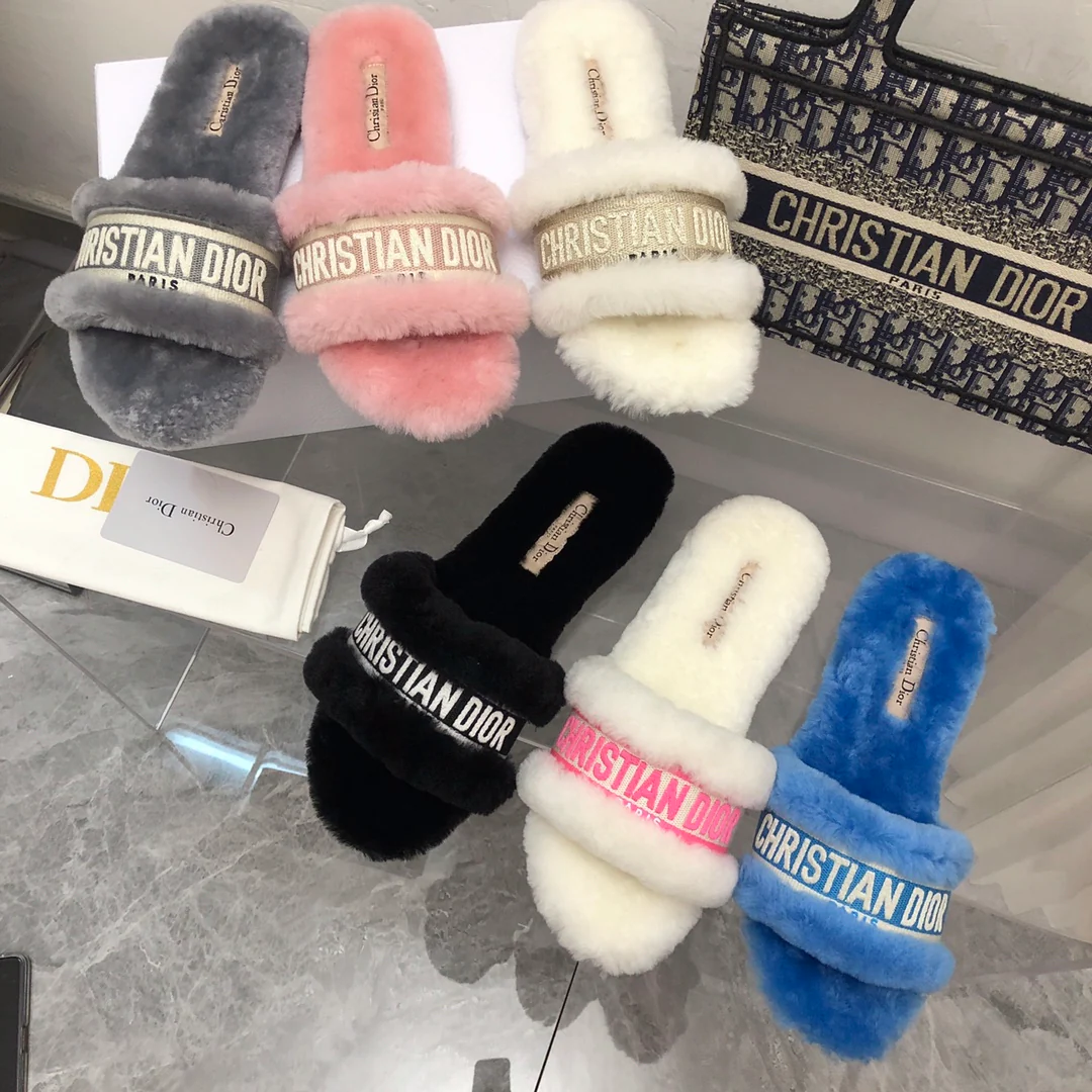 Dior - Коллекция тапочек из овечьей шерсти с вышивкой