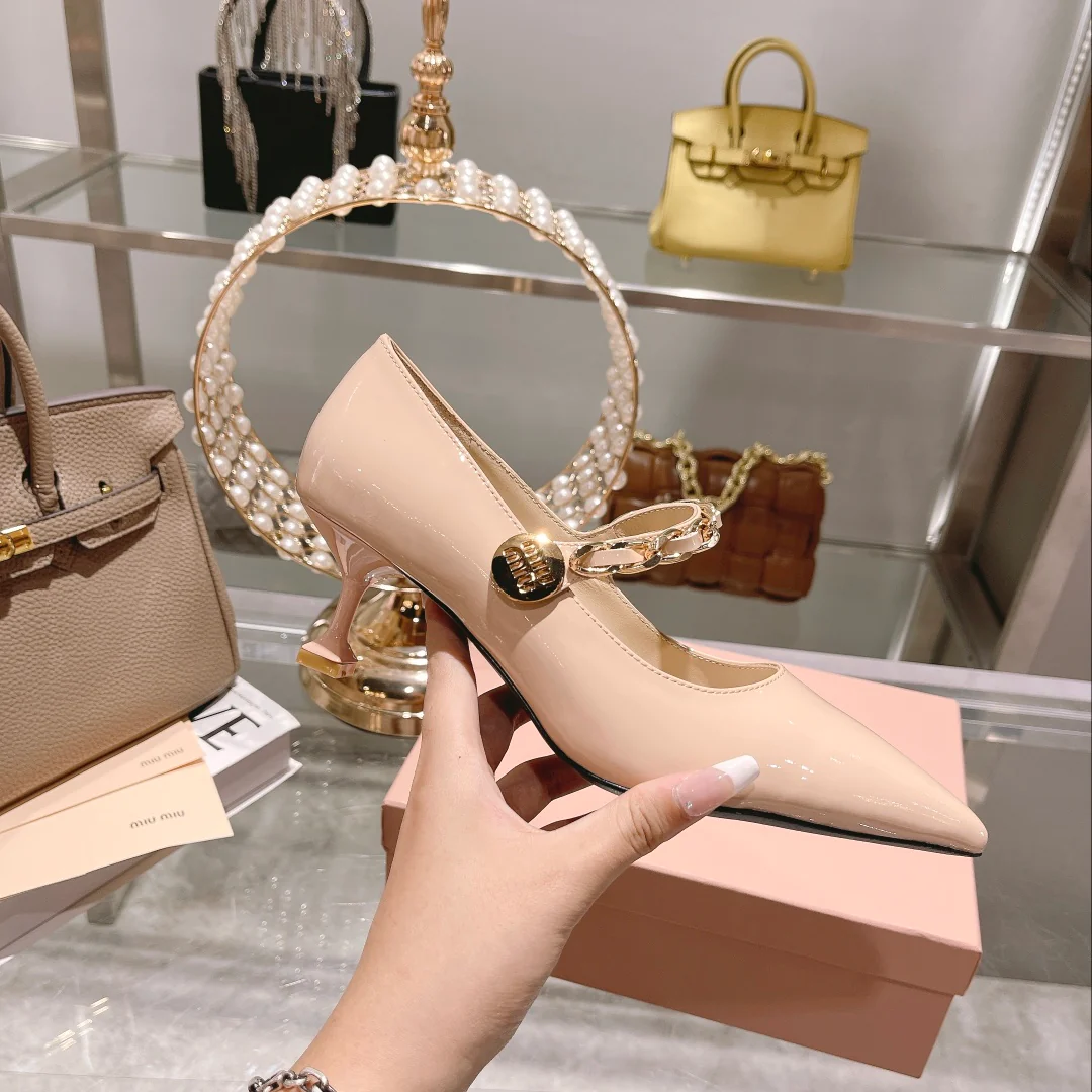 Новинка сезона осень/зима 2022 от Miu Miu - Туфли на каблуке с острым носком и разрезом - Розовые