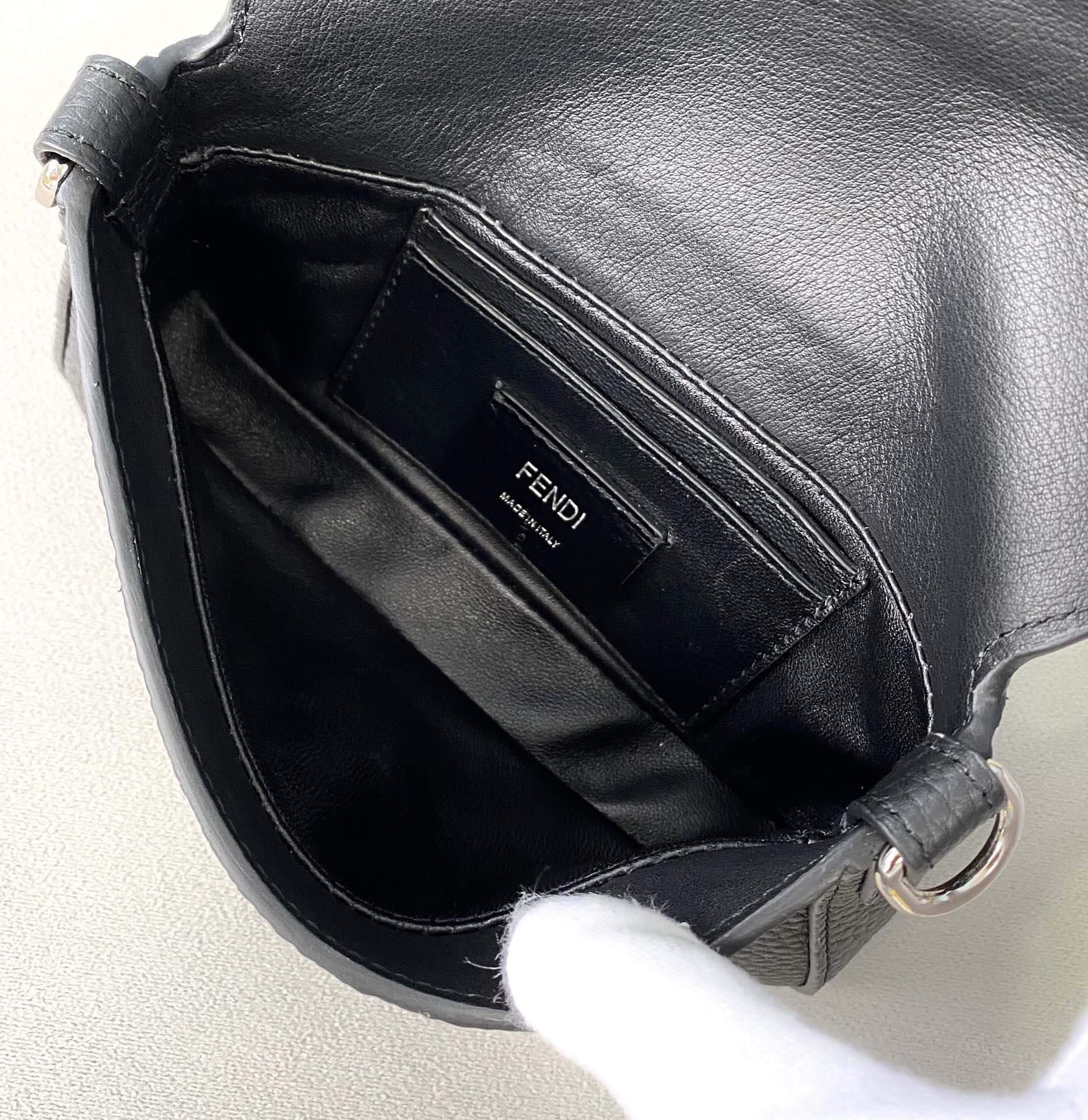 Маленькая черная кожаная сумка-багет Fendi Baguette