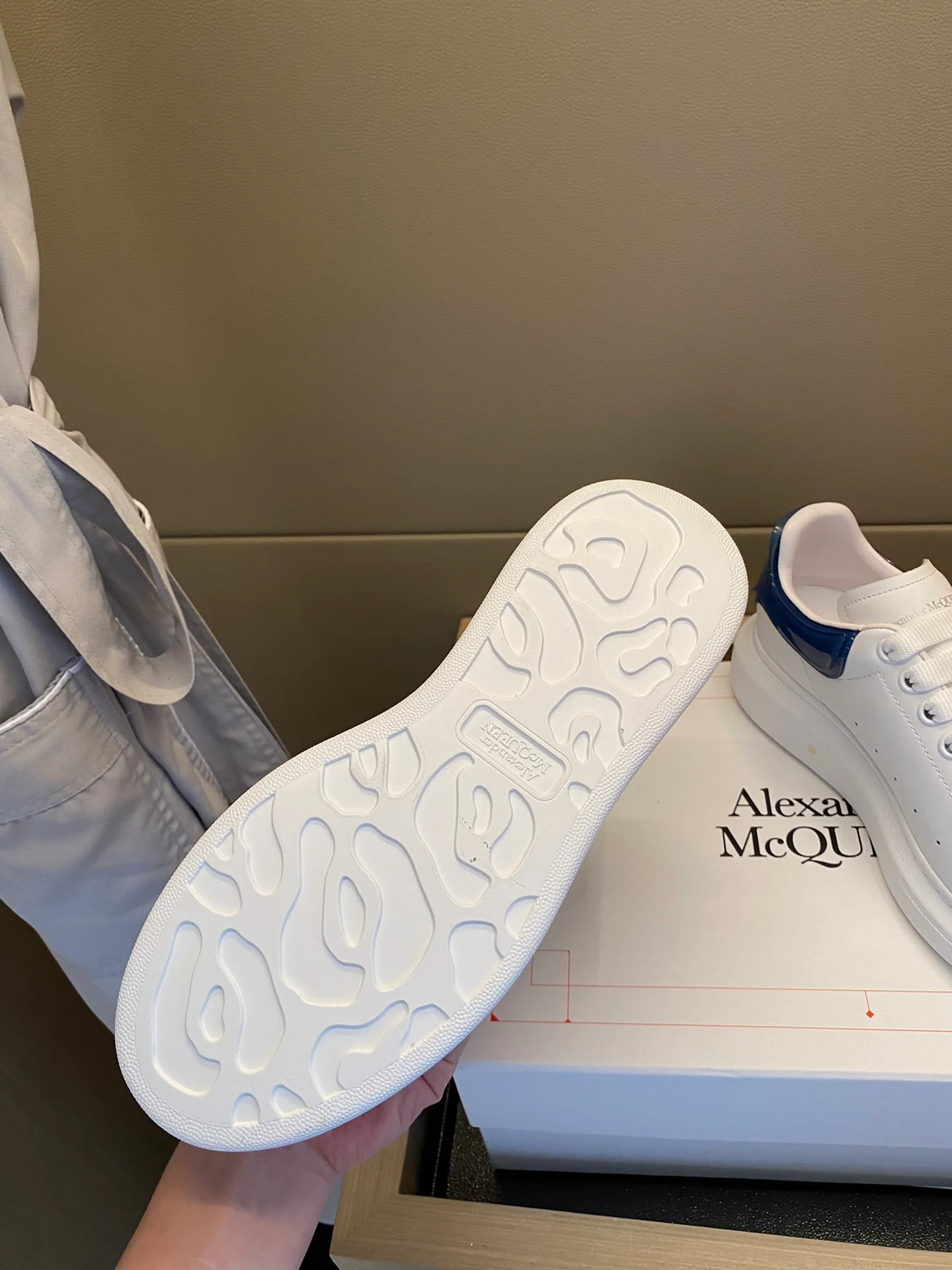 Классические белые кроссовки McQueen - на каблуке-резинке - темно-синие