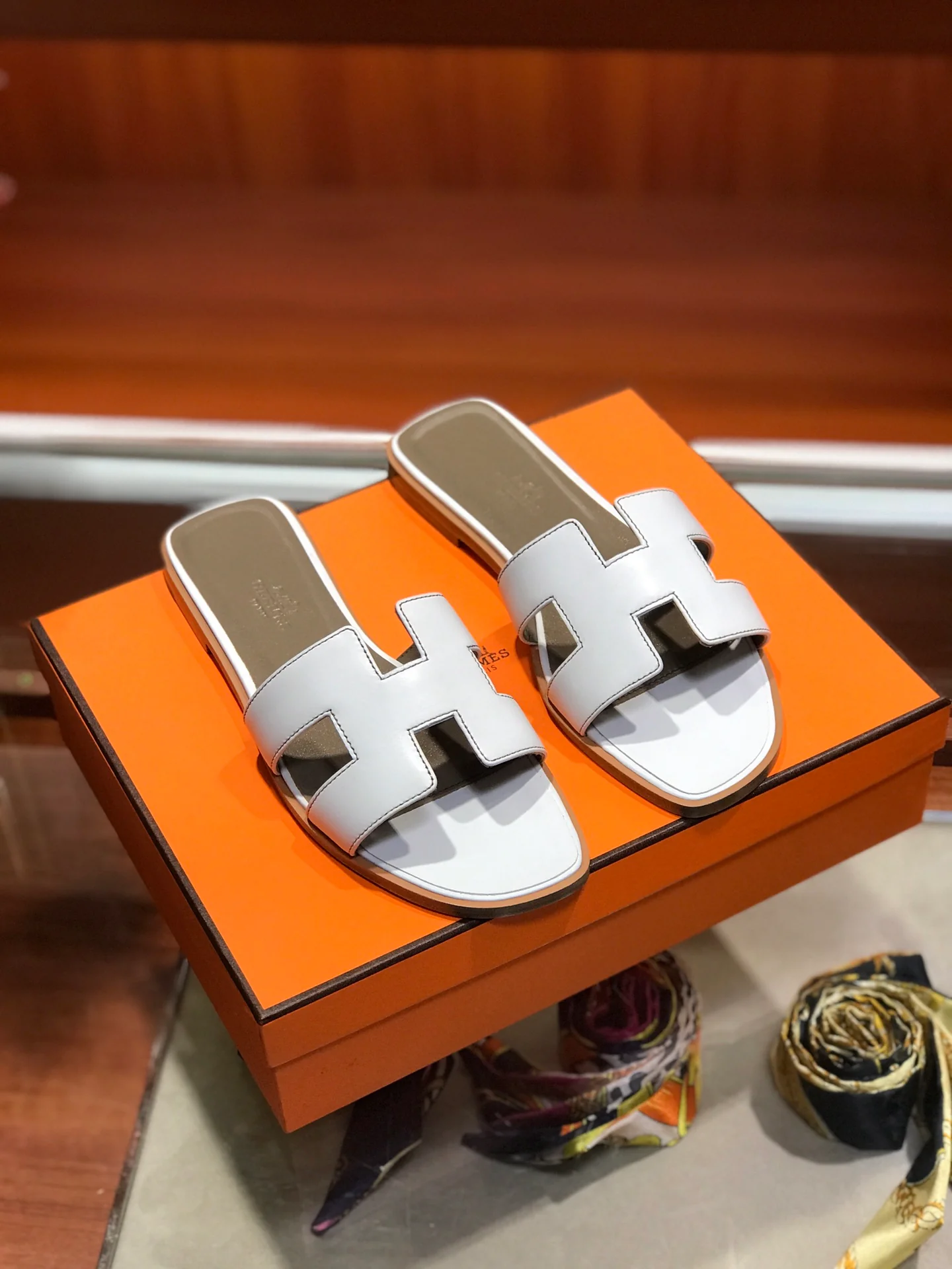 Новинка весны 2022 года от Hermes - плоские тапочки H - 1