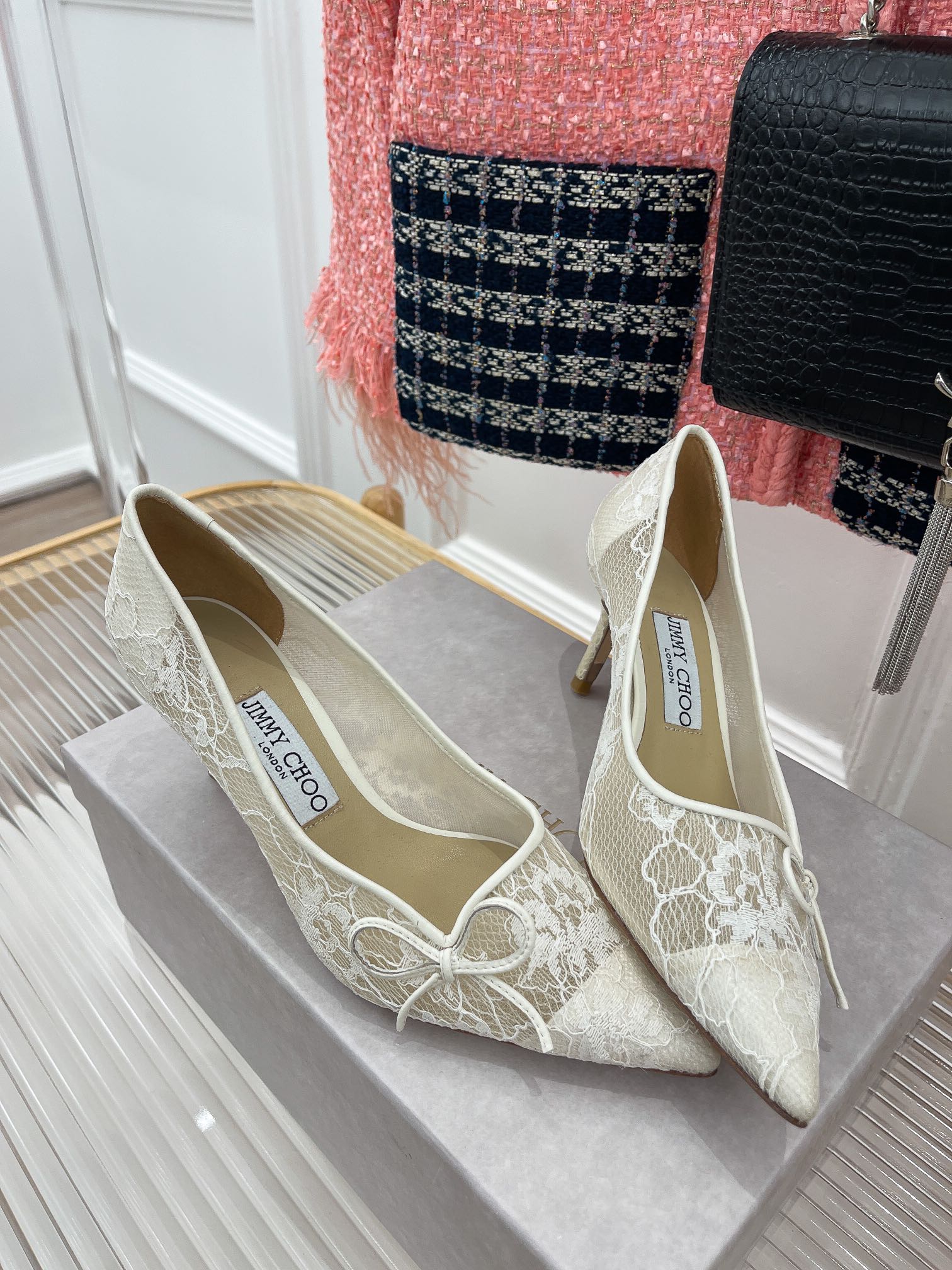 Jimmy - Новинка сезона весна/лето 2022 - Туфли на высоком каблуке с бантом и кружевом