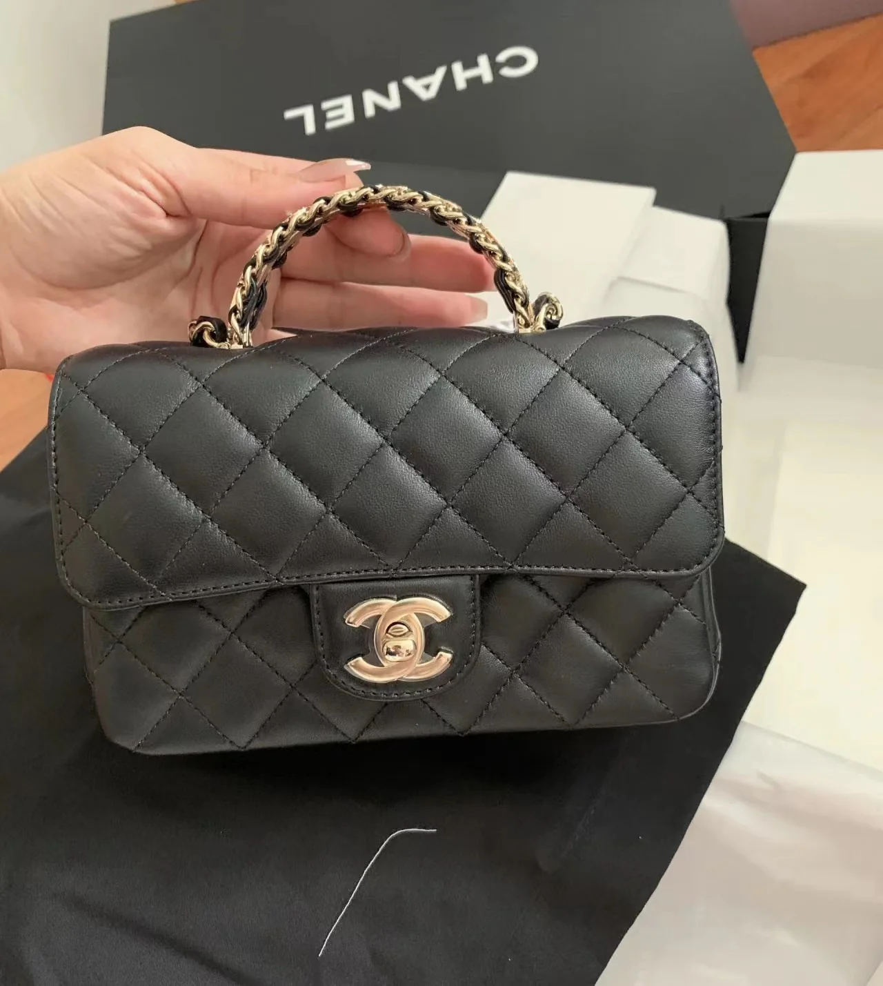 Ручка сумки Chanel 23a CF со стразами - черная