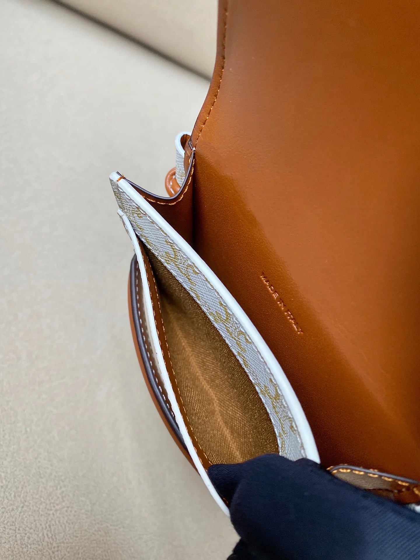 Celine 标志印花羊皮革翻盖手机包