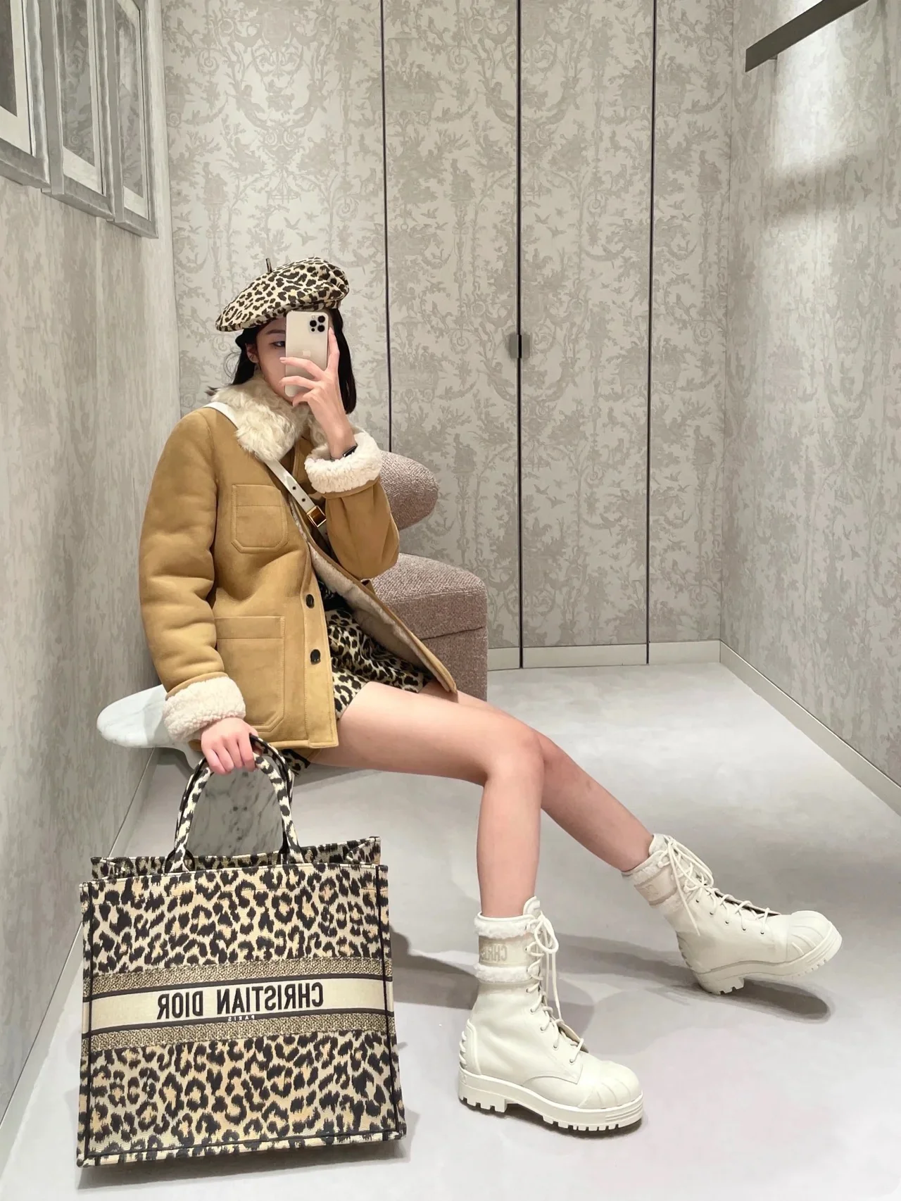 Dior - Двухцветные ботильоны с мыском-ракушкой - Мотоциклетные ботильоны с меховой отделкой - Белые