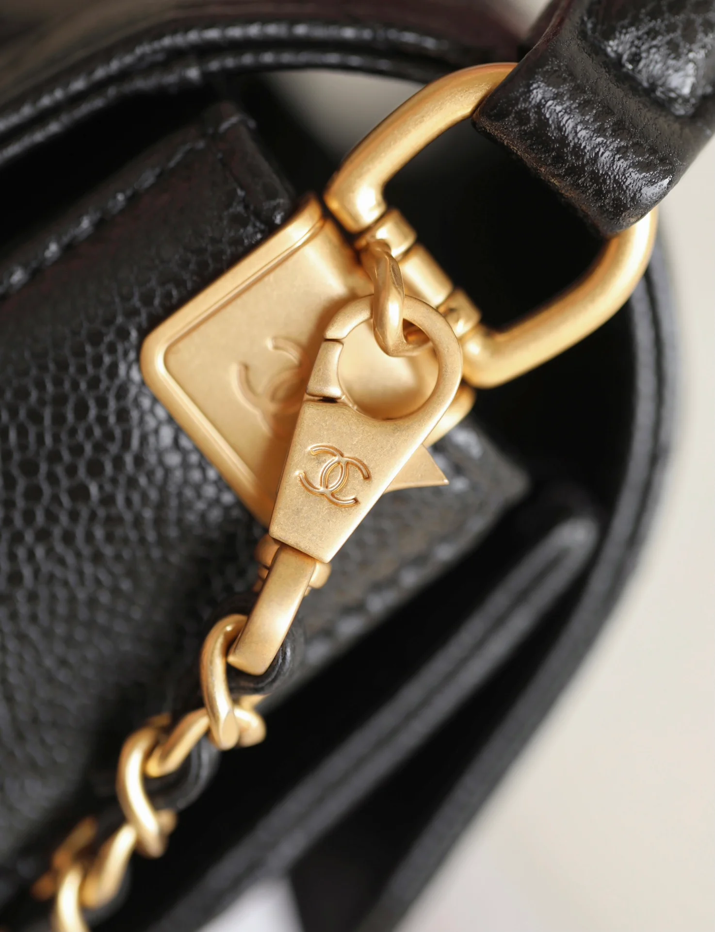 Мини-сумочка Chanel с клапаном и ручкой - черная