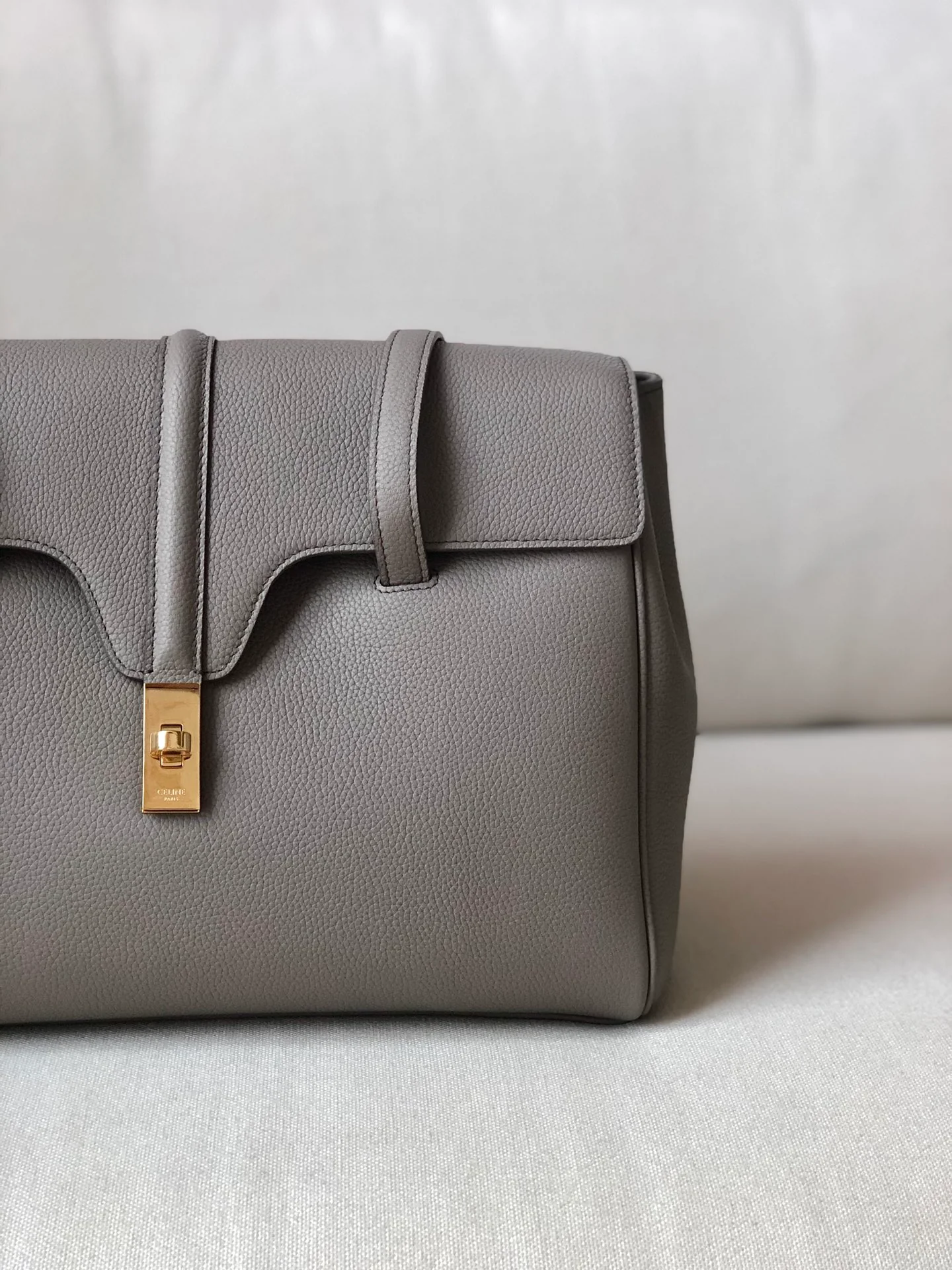 Сумка Celine Soft 16 из зернистой кожи средней толщины