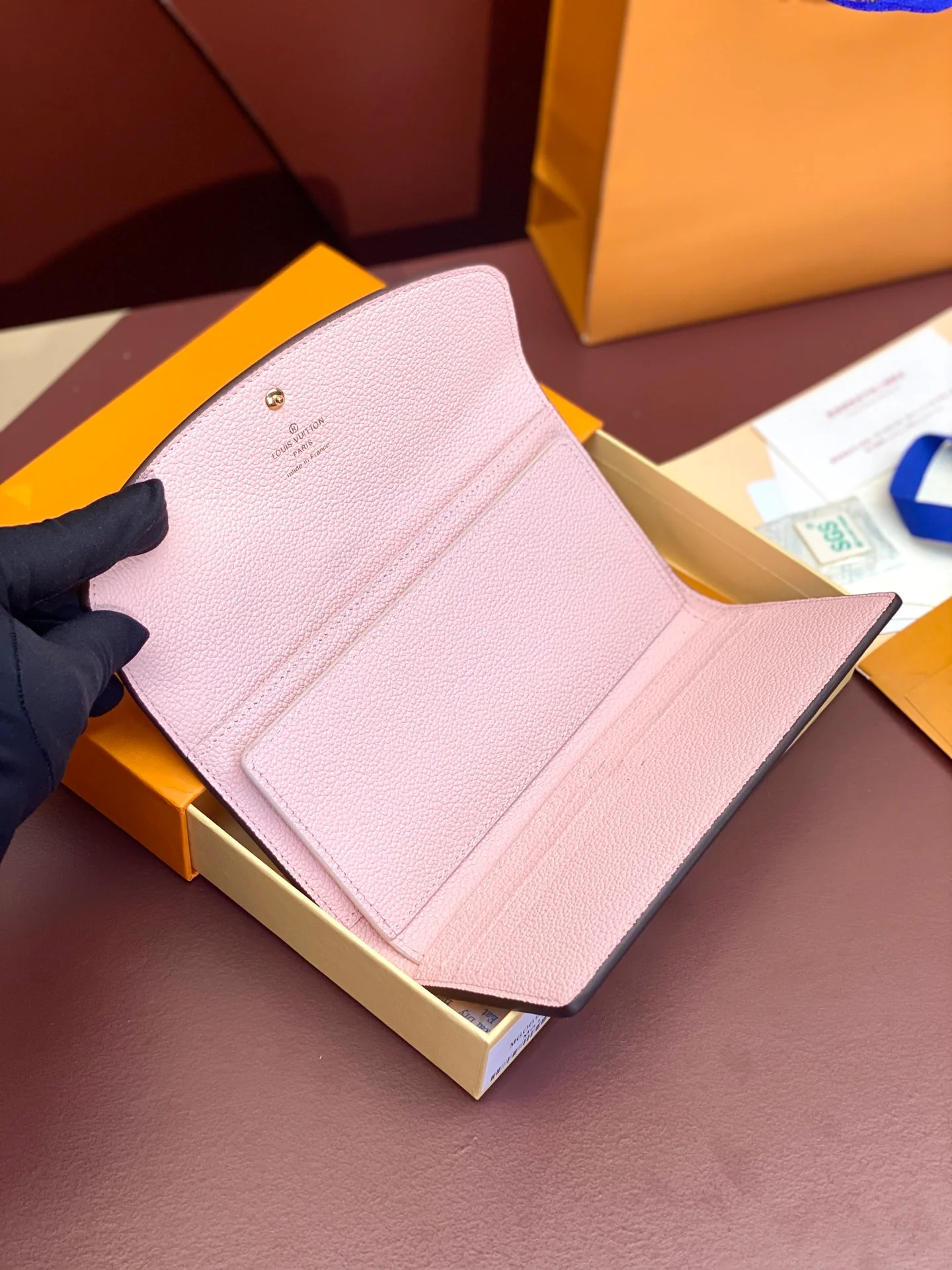 Длинный трехсекционный кошелек LV-m60699 с розовым отделением.